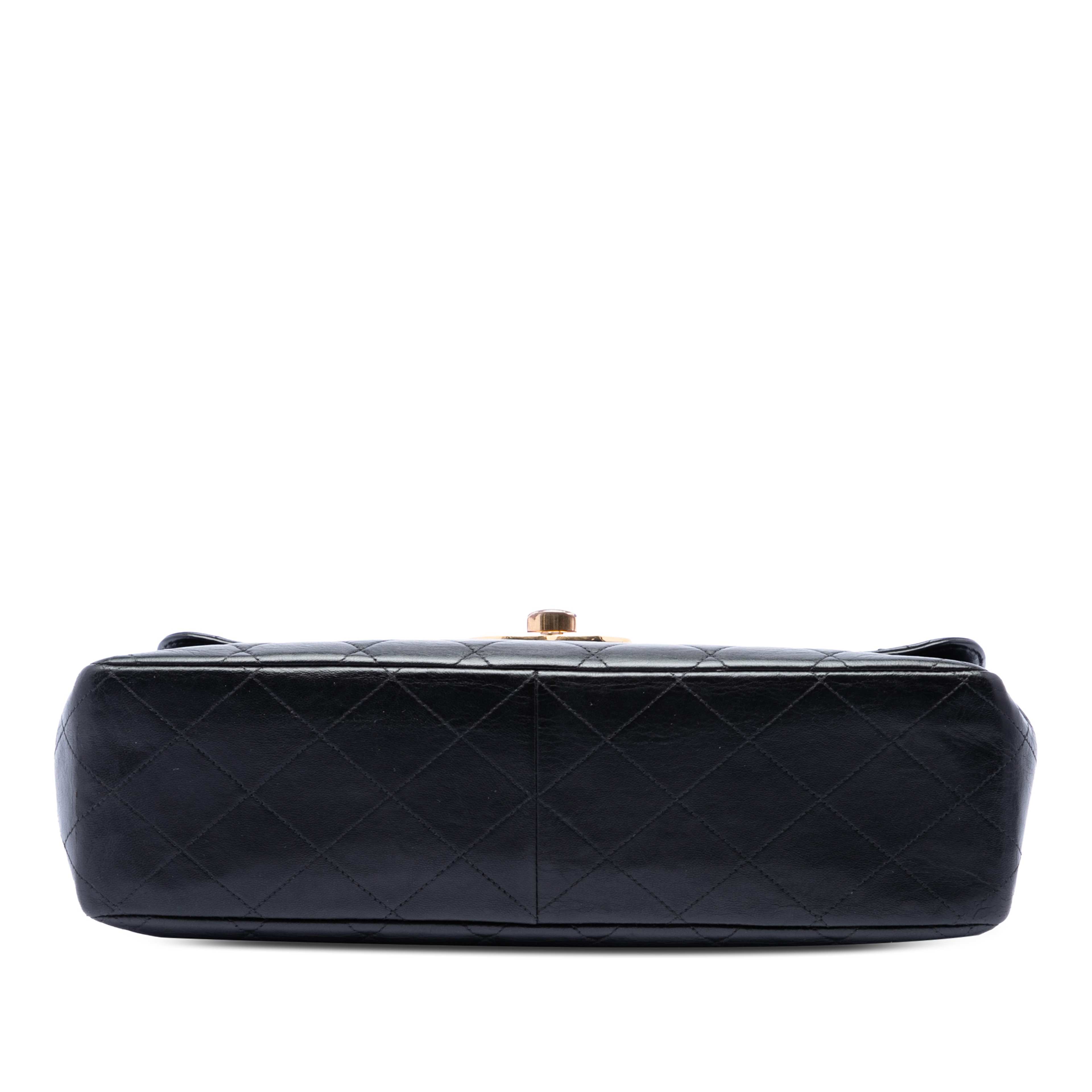 Chanel Jumbo Xl Classic Lambskin Single Flap, från Luxclusif, i färgen black. Klicka för att öppna bilden i stort format