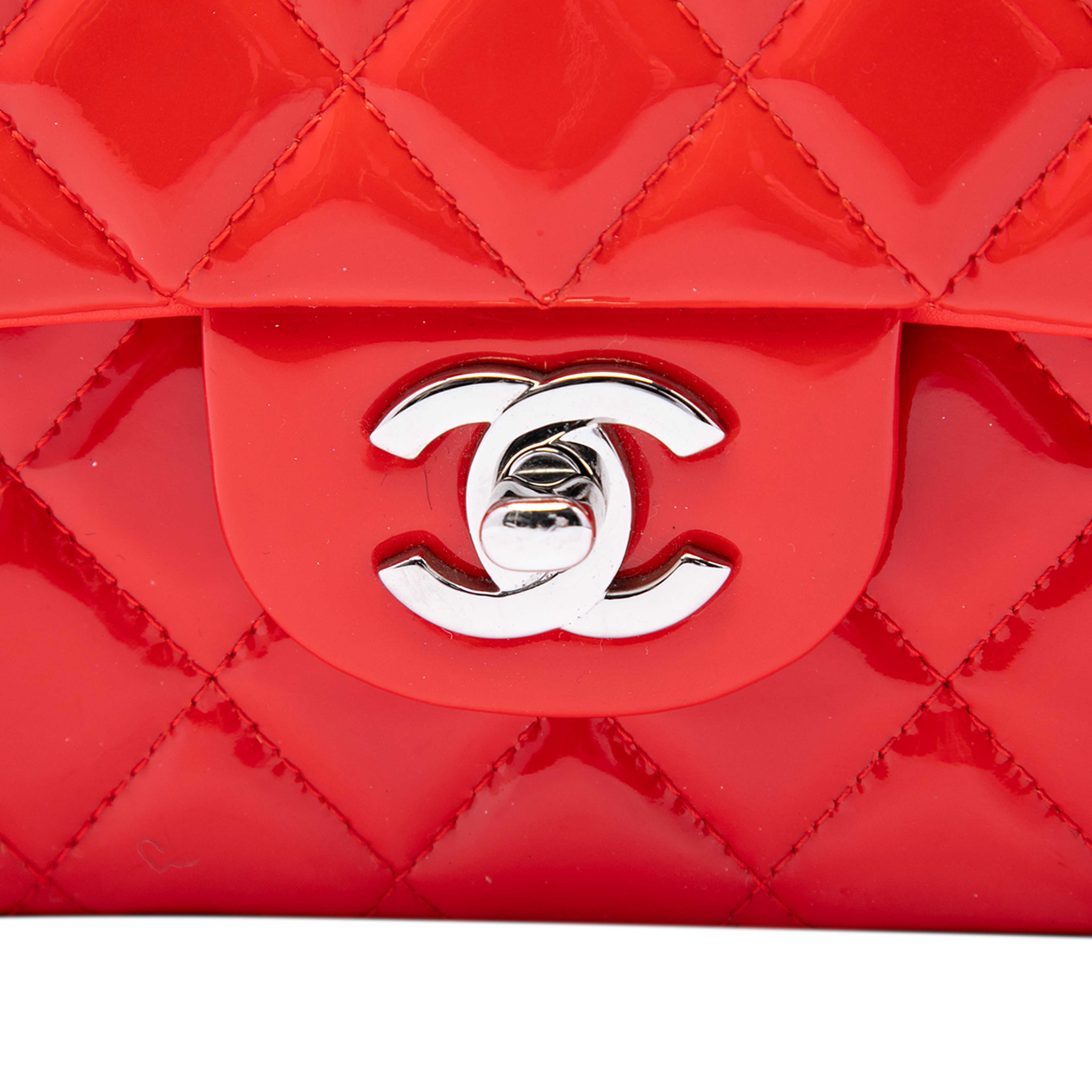 Chanel Medium Classic Patent Double Flap, från Luxclusif, i färgen röd. Klicka för att öppna bilden i stort format