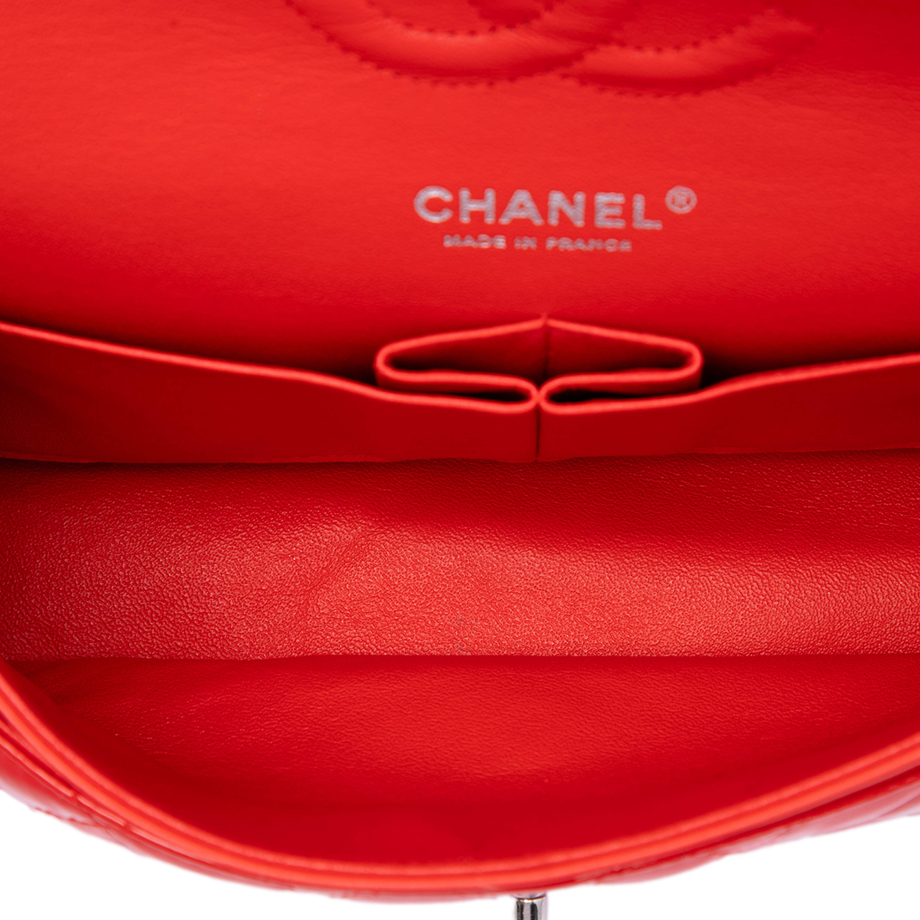 Chanel Medium Classic Patent Double Flap, från Luxclusif, i färgen röd. Klicka för att öppna bilden i stort format