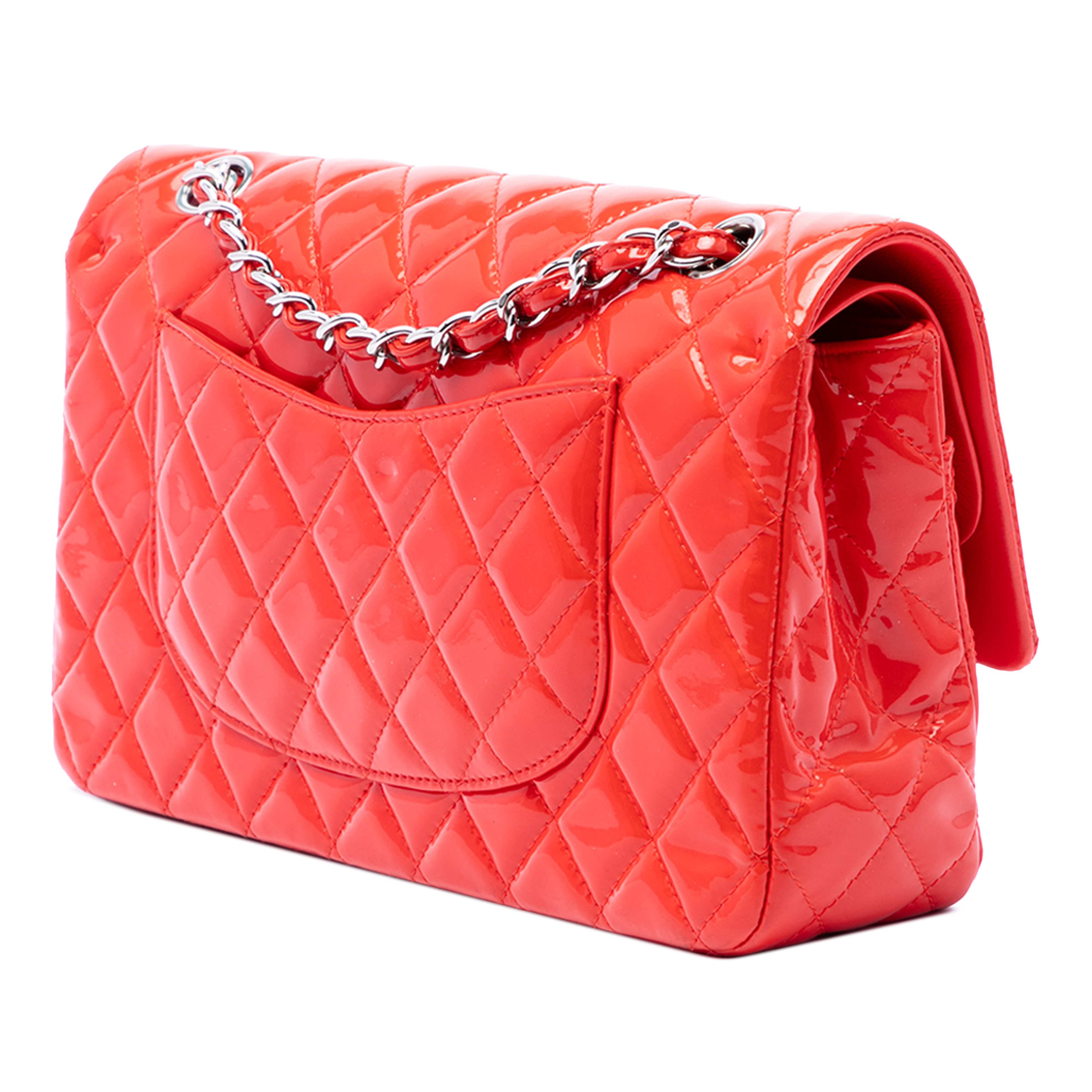Chanel Medium Classic Patent Double Flap, från Luxclusif, i färgen röd. Klicka för att öppna bilden i stort format