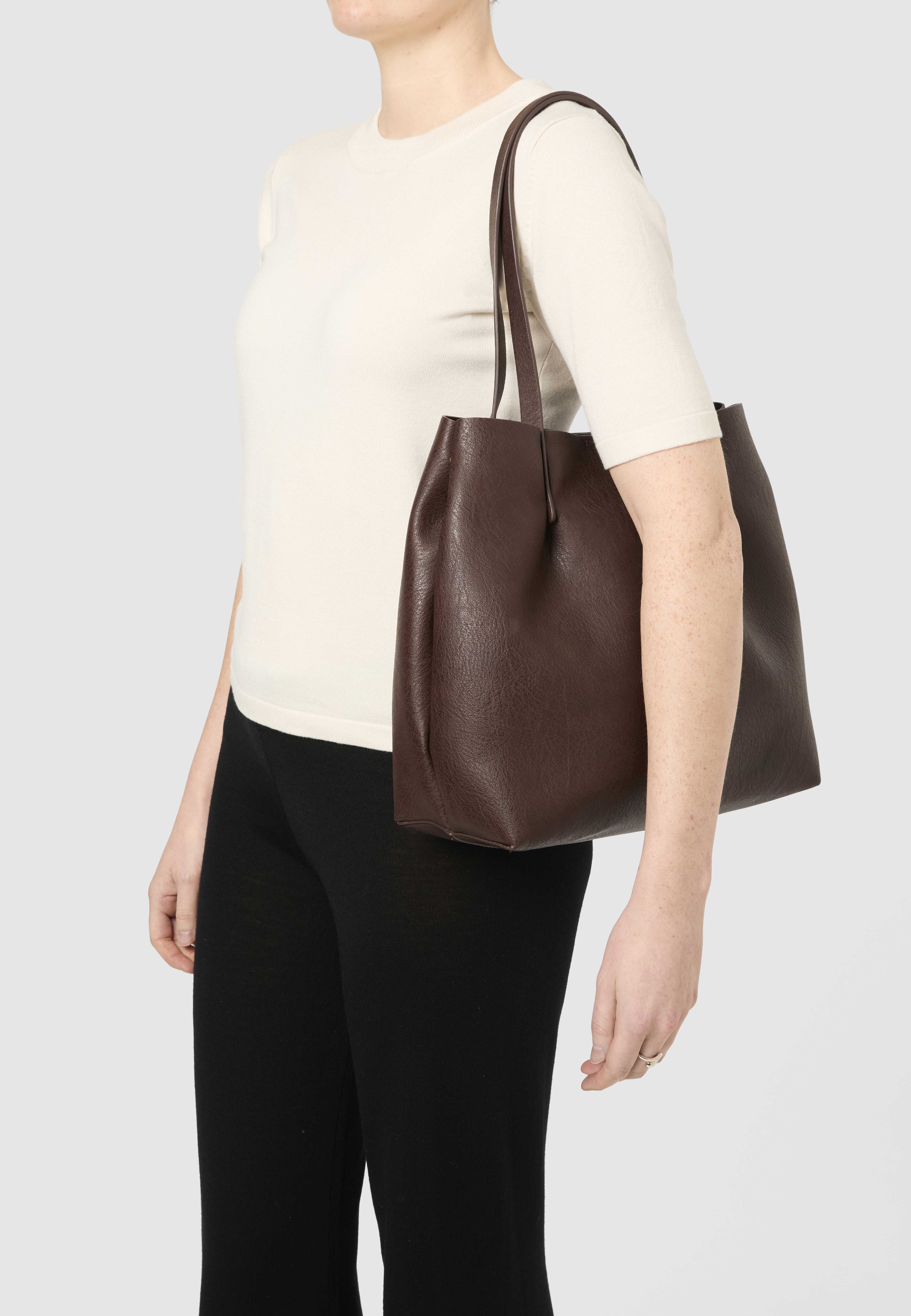 Toteväska i läderimitation GRY, från Å WOMAN, i färgen Dk Brown. Klicka för att öppna bilden i stort format