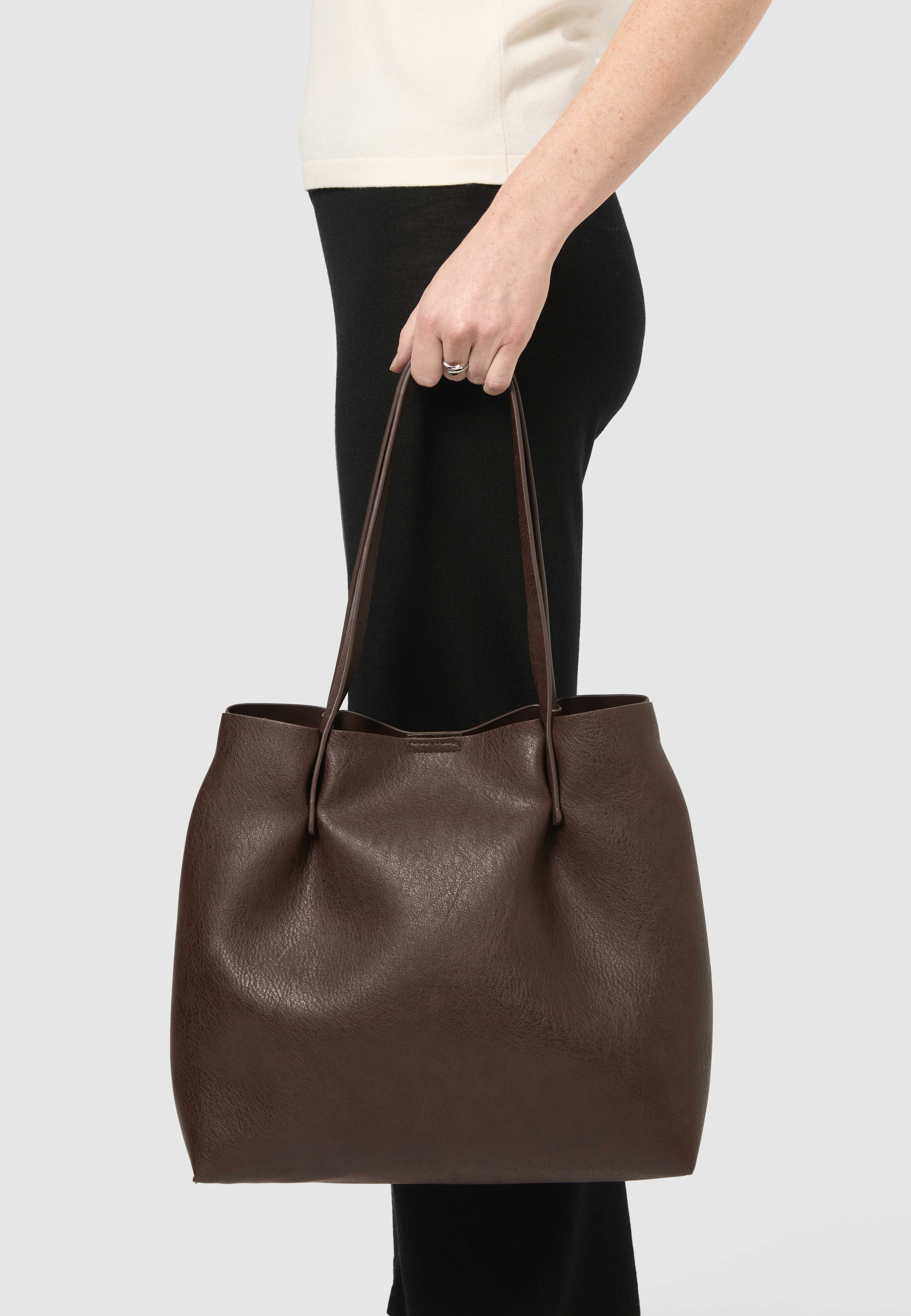 Toteväska i läderimitation GRY, från Å WOMAN, i färgen Dk Brown. Klicka för att öppna bilden i stort format