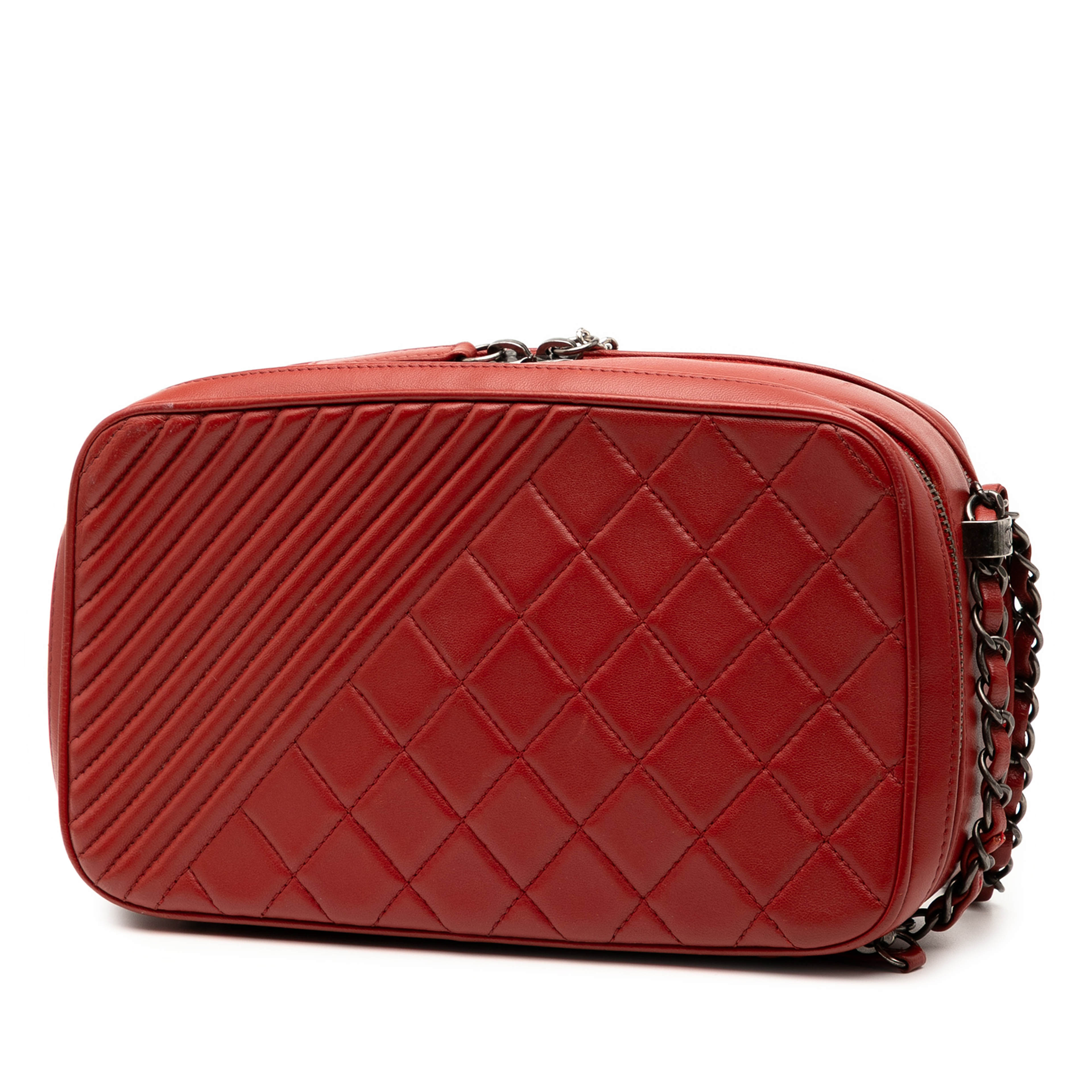 Chanel Medium Quilted Lambskin Coco Boy Camera Bag, från Luxclusif, i färgen red. Klicka för att öppna bilden i stort format