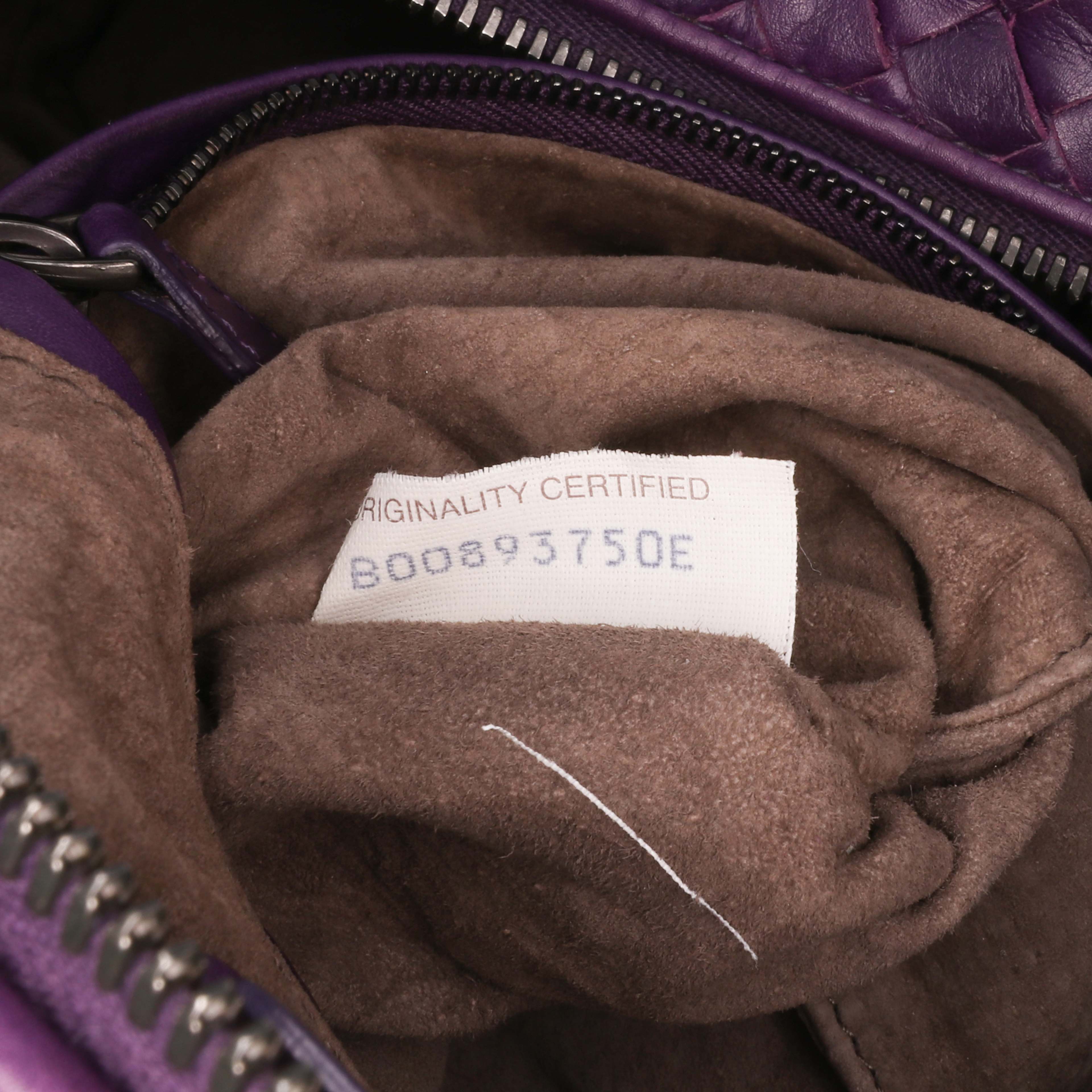 Bottega Veneta Nappa Intrecciato Montaigne Handbag, från Luxclusif, i färgen dark purple. Klicka för att öppna bilden i stort format