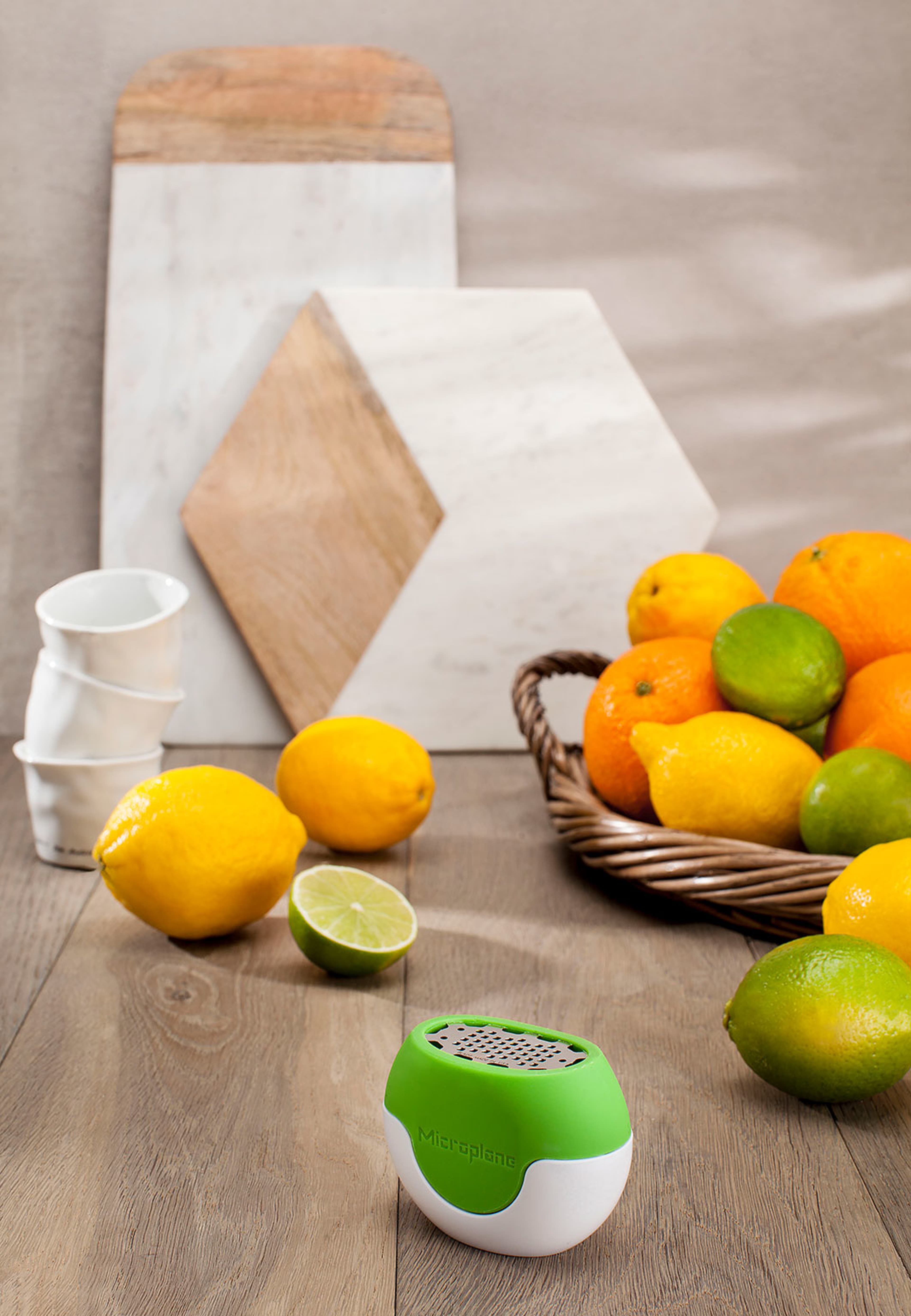 Flexi Zesti™ Citrusrivare med uppsamling, från Microplane, i färgen Grön. Klicka för att öppna bilden i stort format