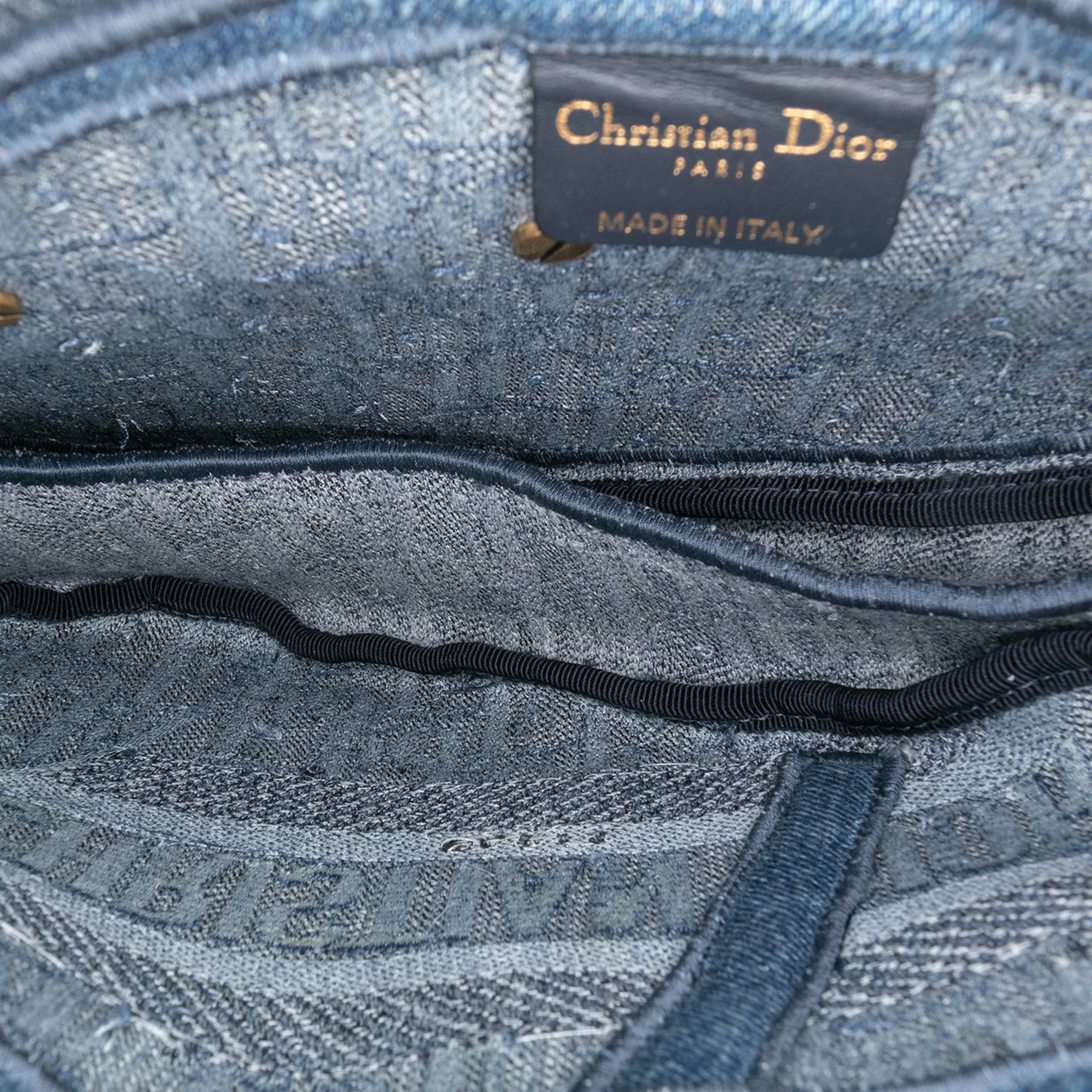 Dior Oblique Denim Embroidered Saddle Bag, från Luxclusif, i färgen blue. Klicka för att öppna bilden i stort format