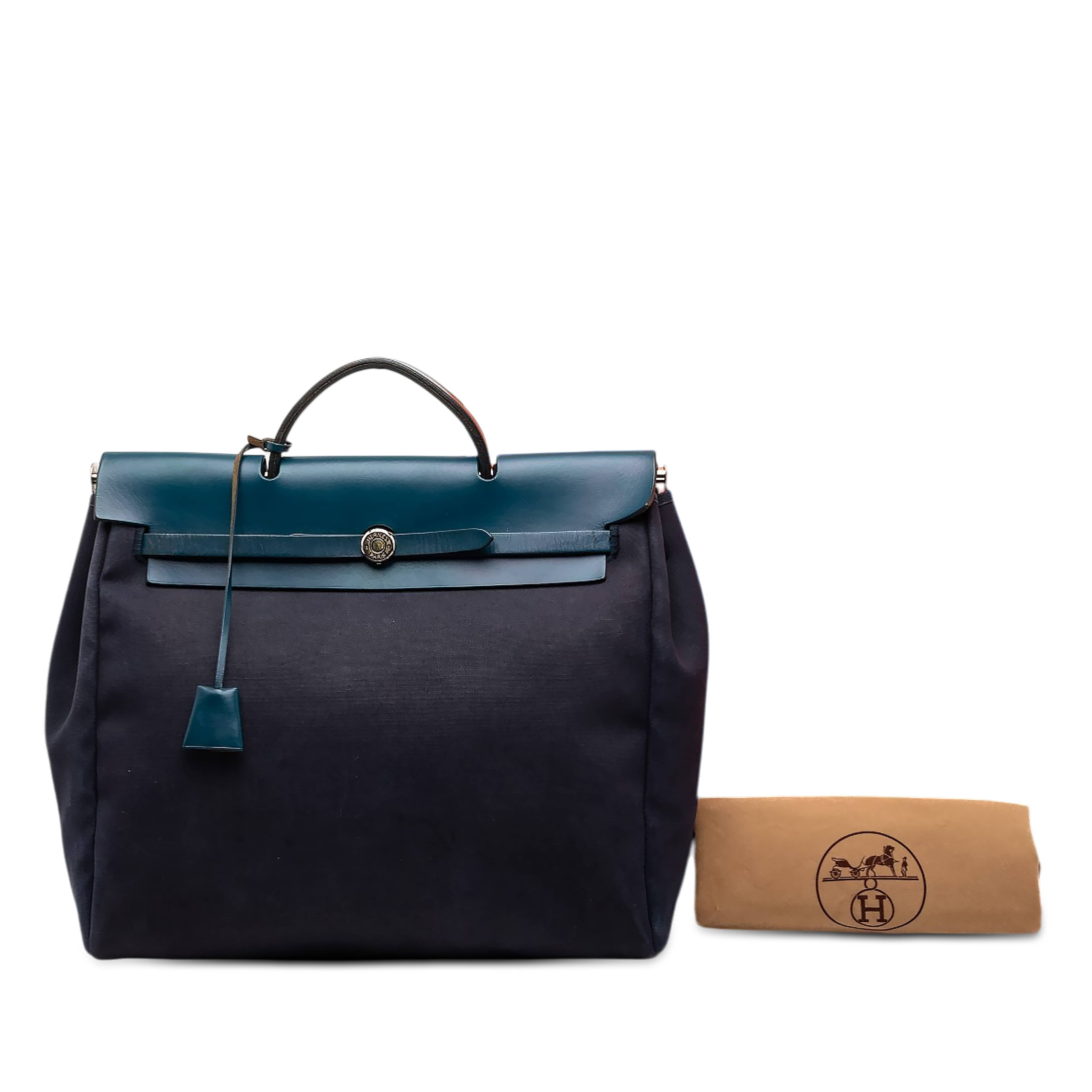 Hermès Toile Herbag Gm, från Luxclusif, i färgen blå. Klicka för att öppna bilden i stort format