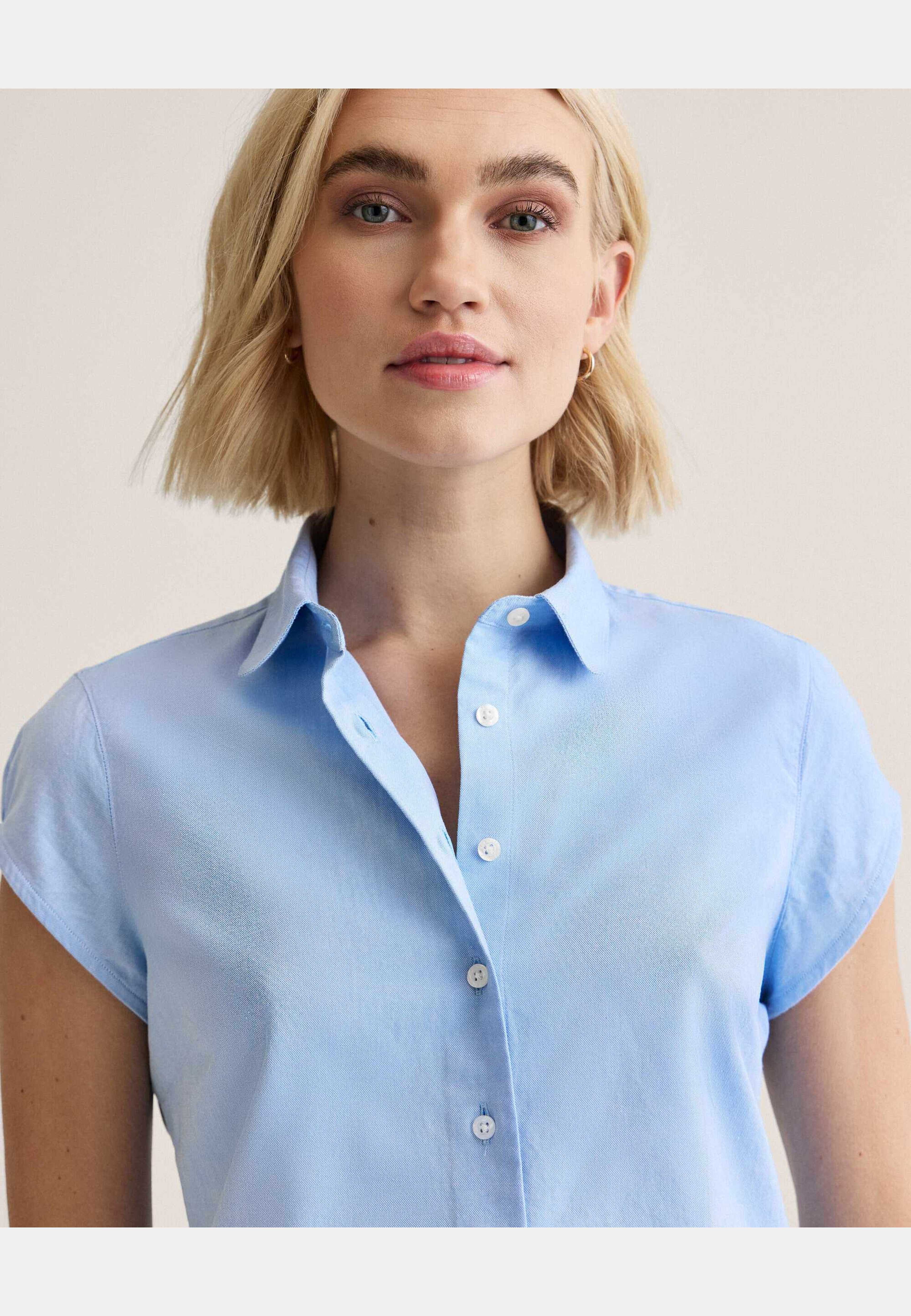 Vera Shirt, från Newhouse, i färgen ljusblå. Klicka för att öppna bilden i stort format