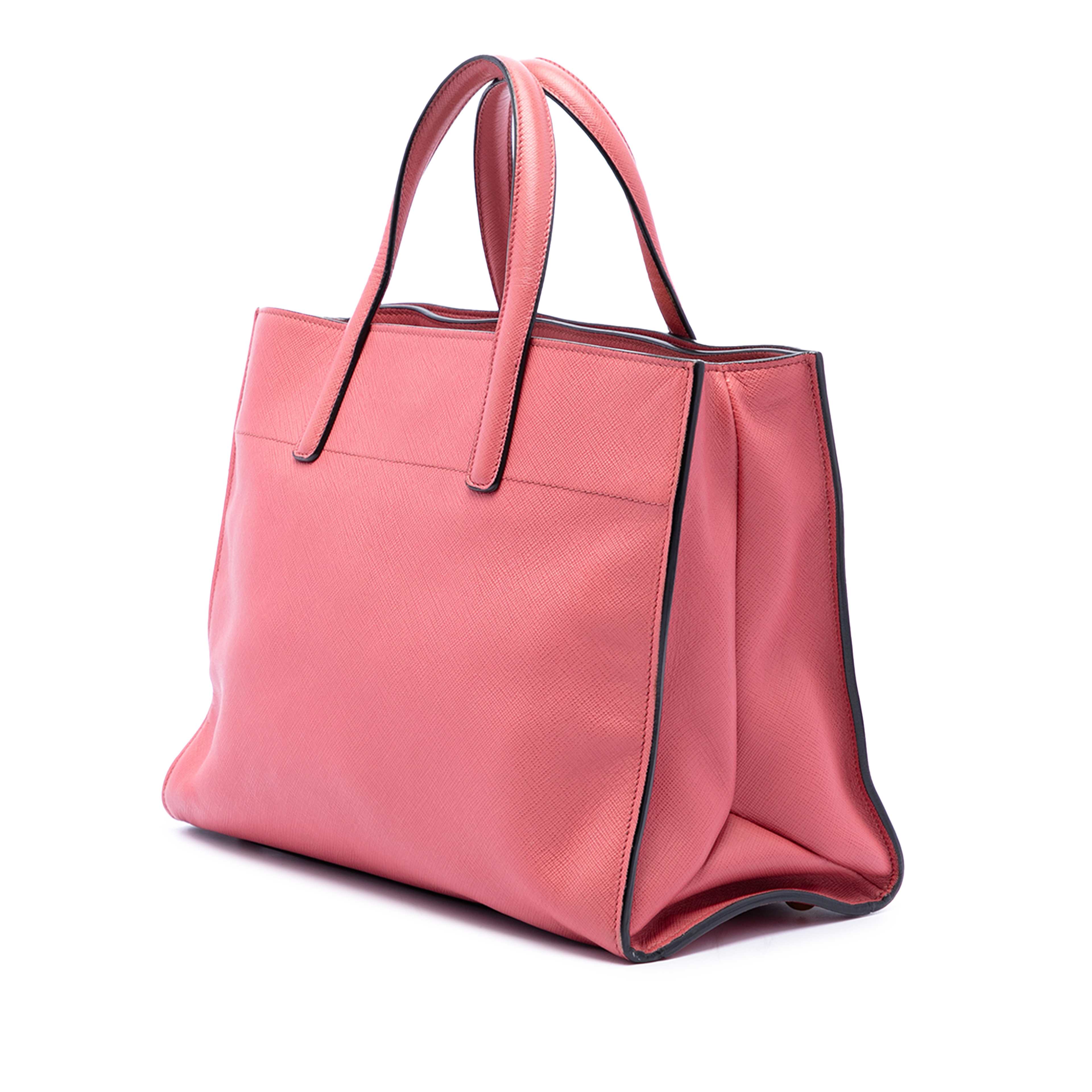 Prada Saffiano Soft Triple Pocket Tote, från Luxclusif, i färgen rosa. Klicka för att öppna bilden i stort format
