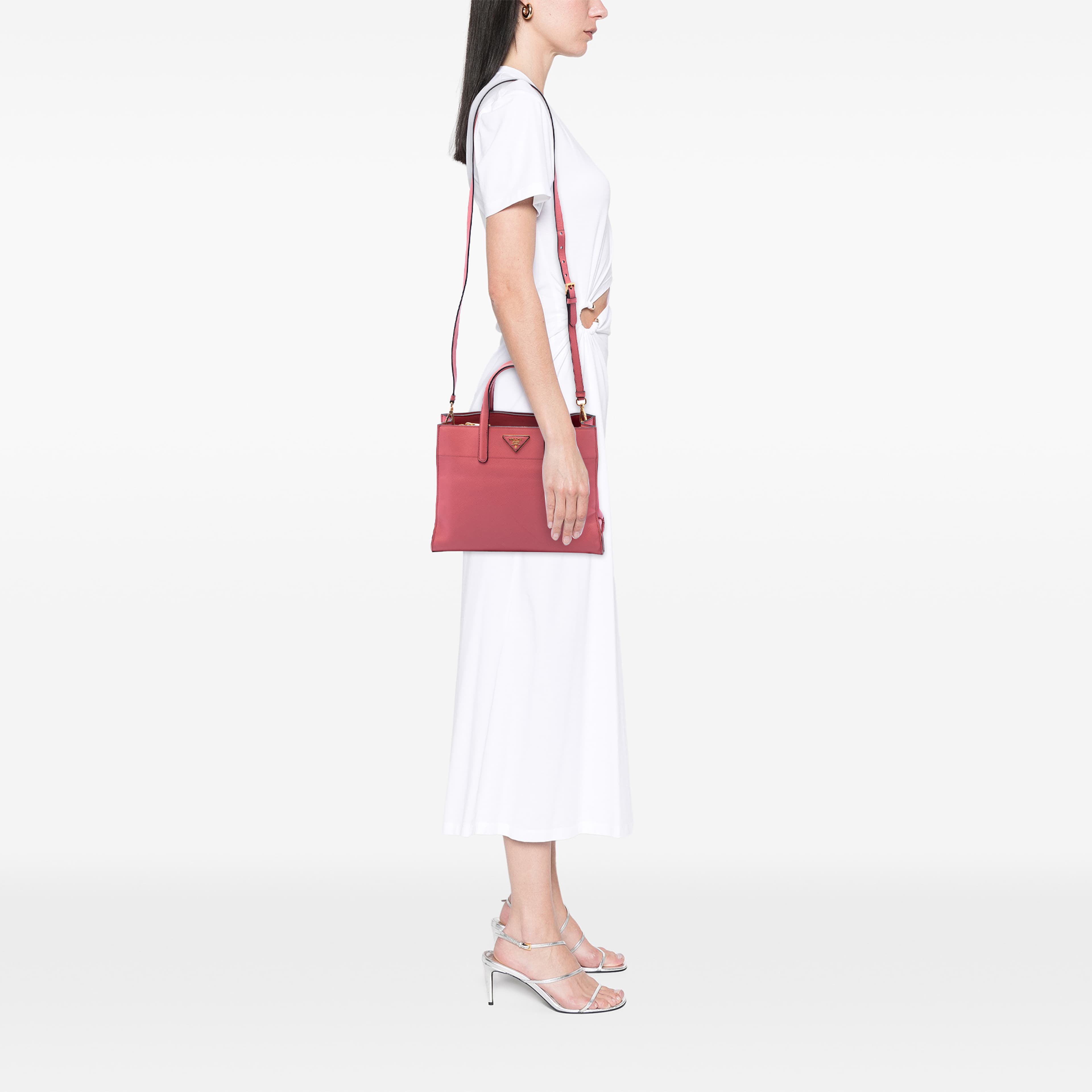 Prada Saffiano Soft Triple Pocket Tote, från Luxclusif, i färgen rosa. Klicka för att öppna bilden i stort format