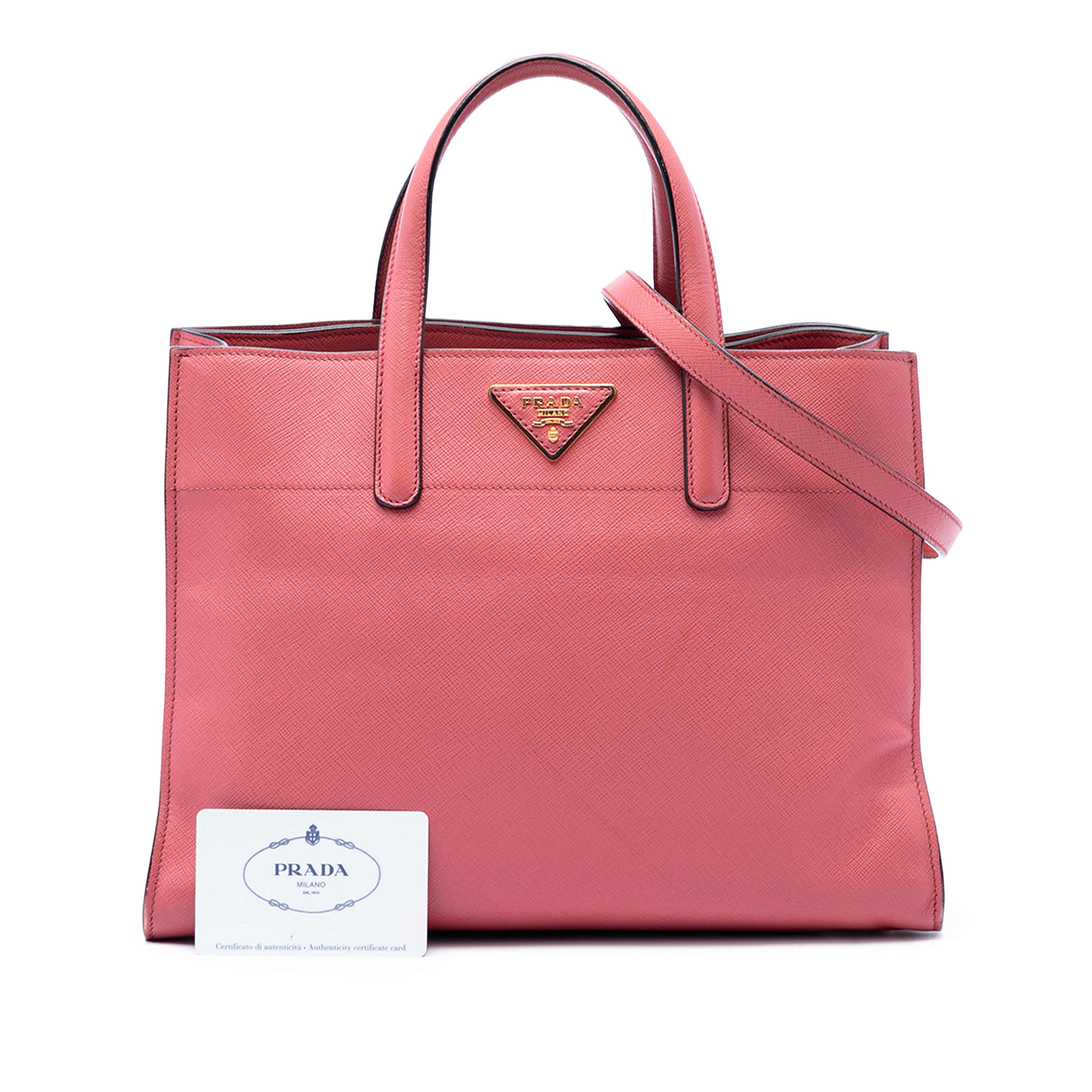 Prada Saffiano Soft Triple Pocket Tote, från Luxclusif, i färgen rosa. Klicka för att öppna bilden i stort format