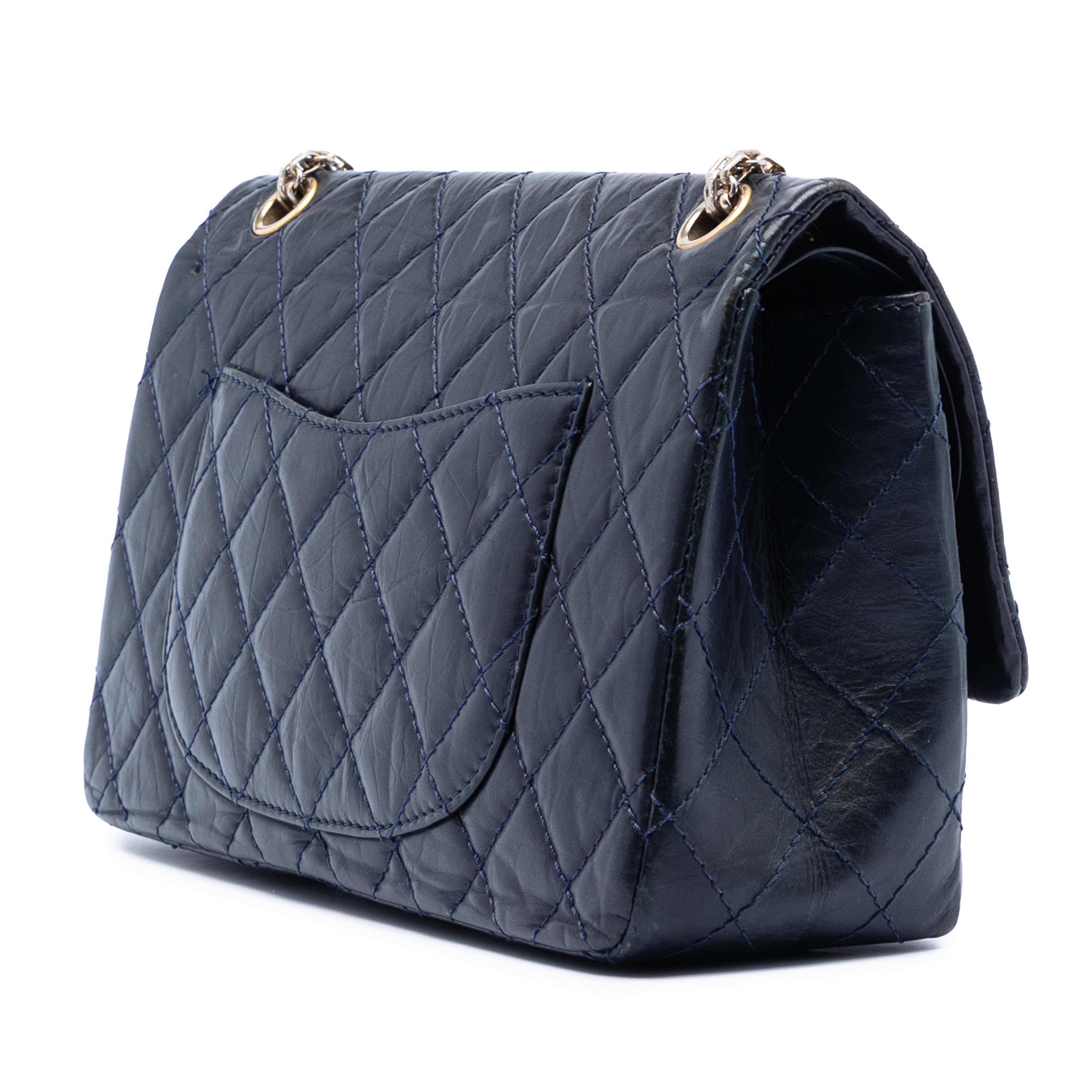 Chanel Quilted Aged Calfskin Reissue 2.55 Double Flap 226, från Luxclusif, i färgen navy. Klicka för att öppna bilden i stort format