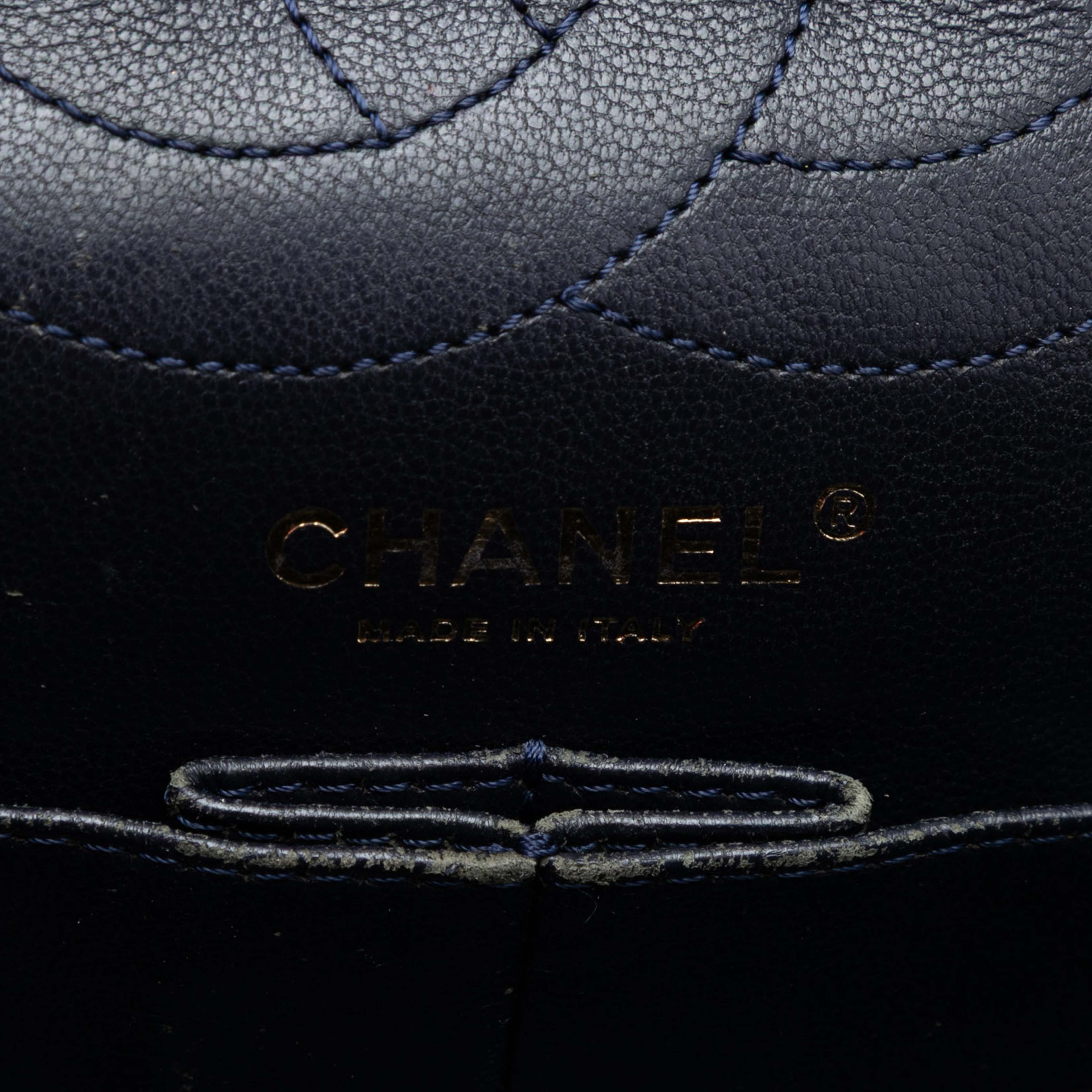 Chanel Quilted Aged Calfskin Reissue 2.55 Double Flap 226, från Luxclusif, i färgen navy. Klicka för att öppna bilden i stort format