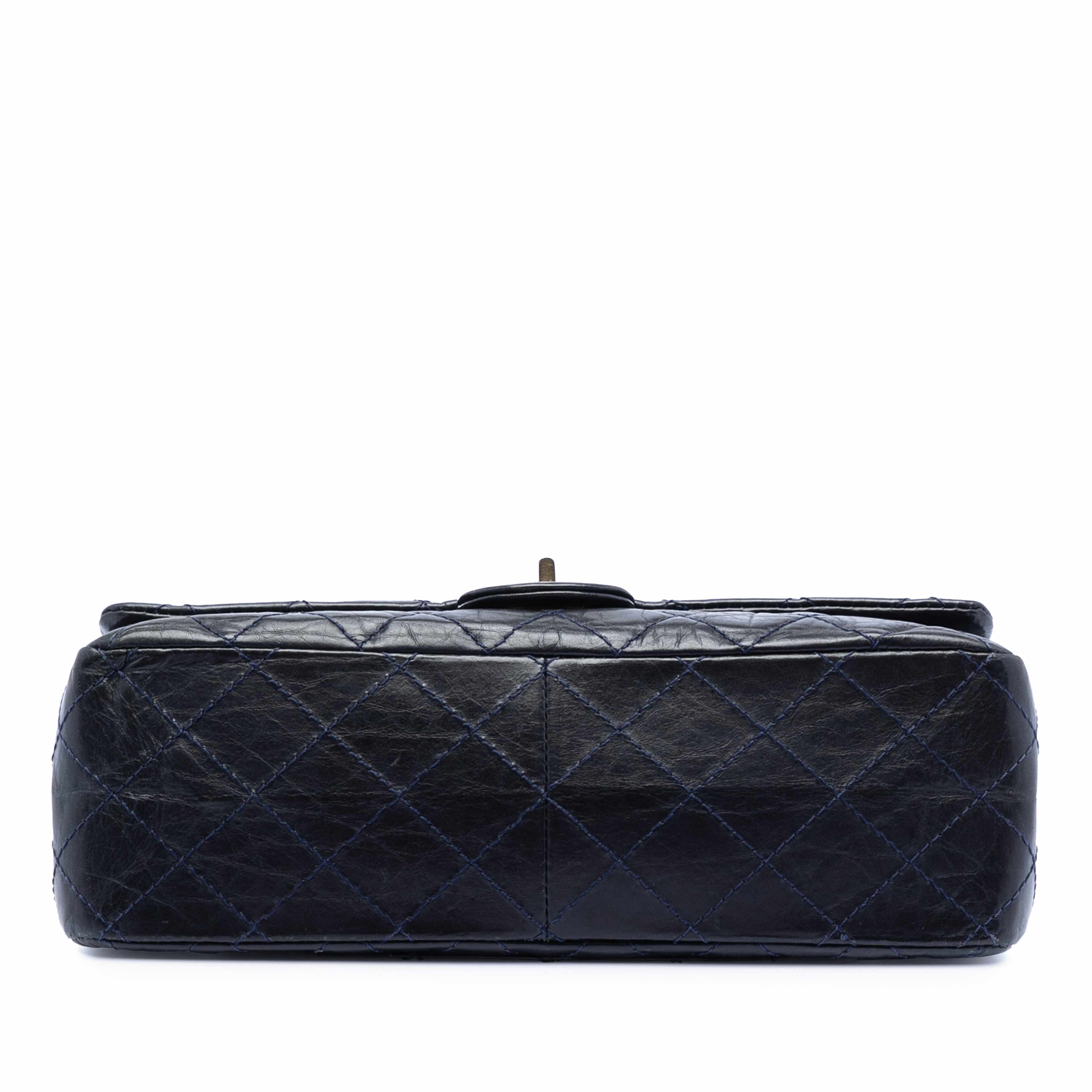 Chanel Quilted Aged Calfskin Reissue 2.55 Double Flap 226, från Luxclusif, i färgen navy. Klicka för att öppna bilden i stort format