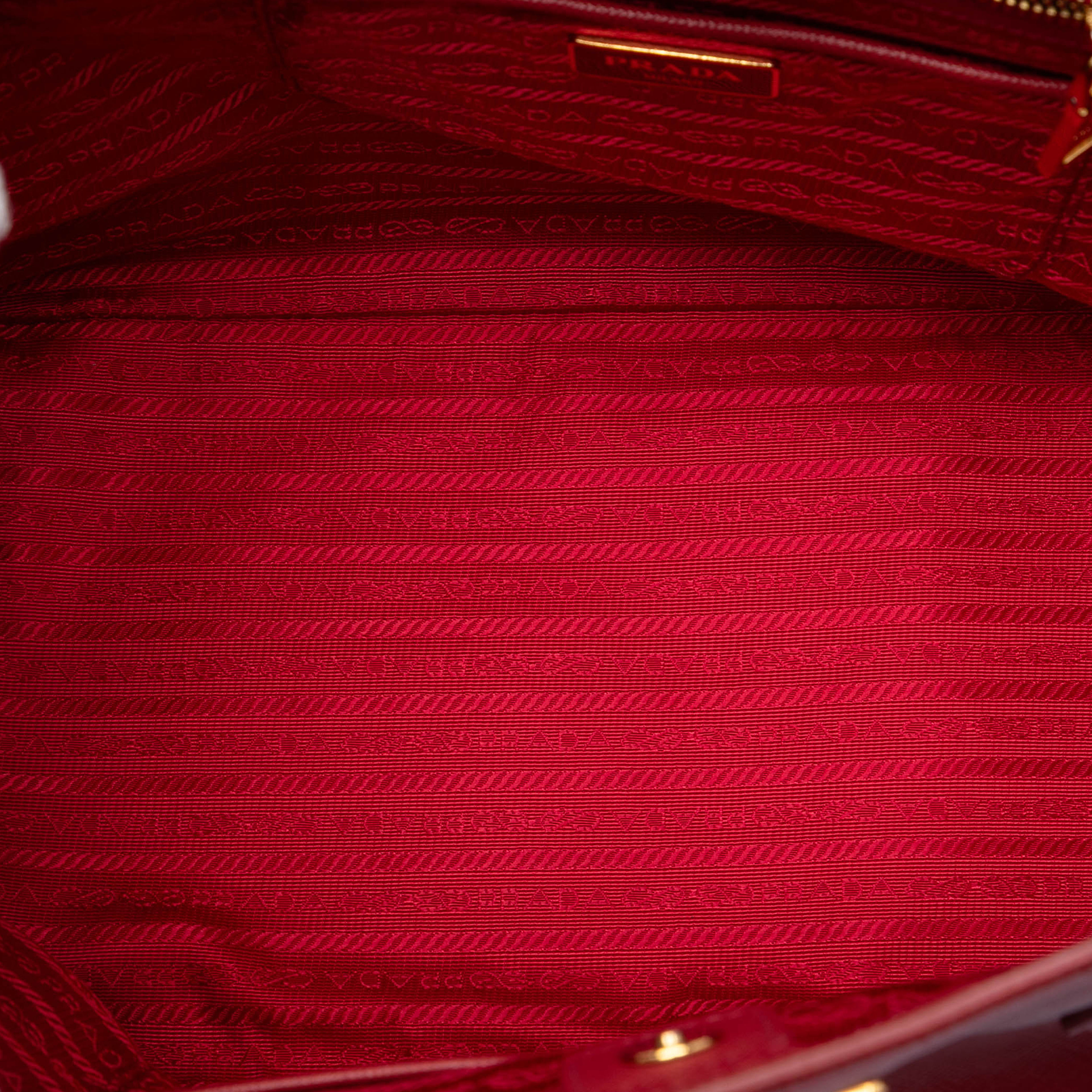 Prada Large Saffiano Lux Galleria Satchel, från Luxclusif, i färgen red. Klicka för att öppna bilden i stort format