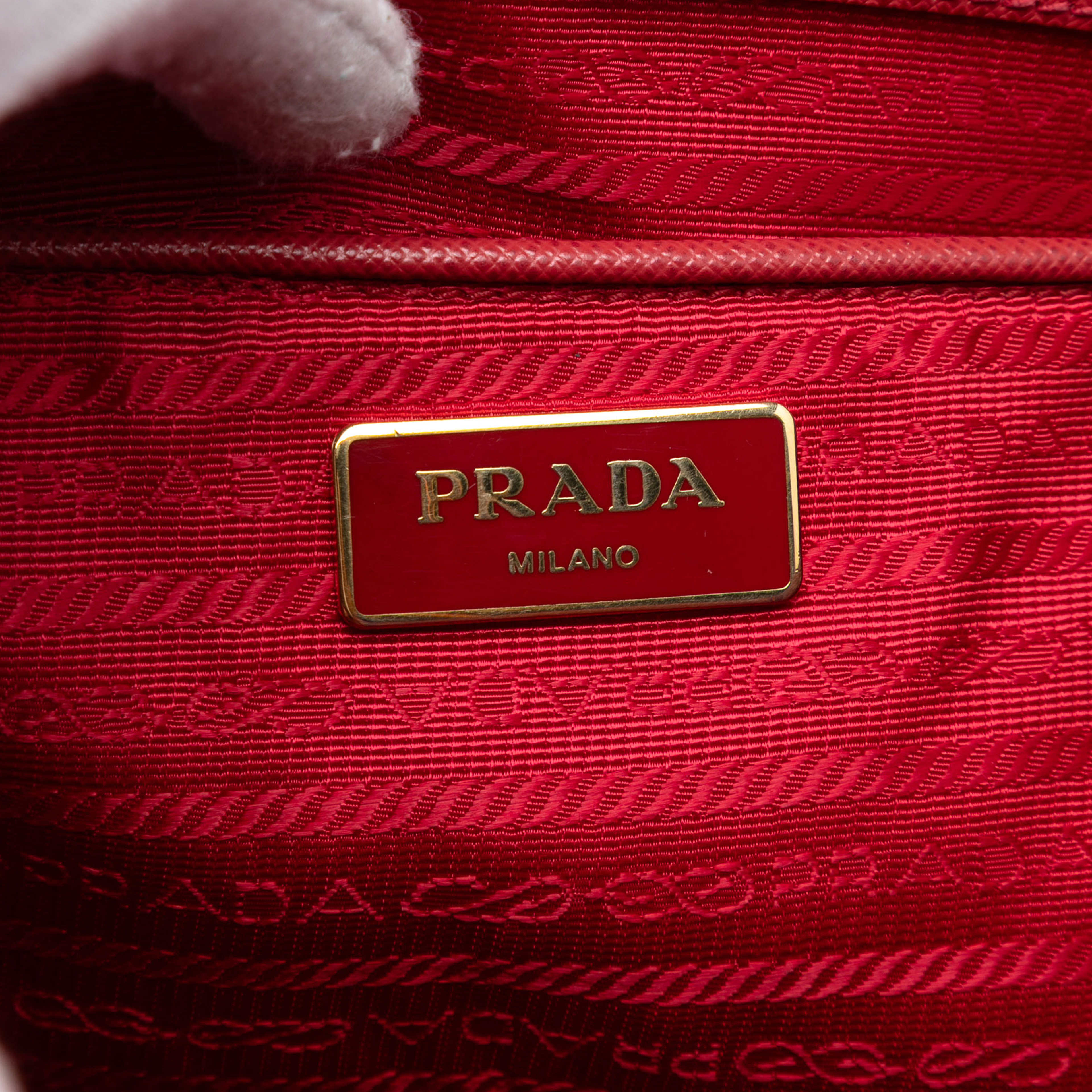 Prada Large Saffiano Lux Galleria Satchel, från Luxclusif, i färgen red. Klicka för att öppna bilden i stort format
