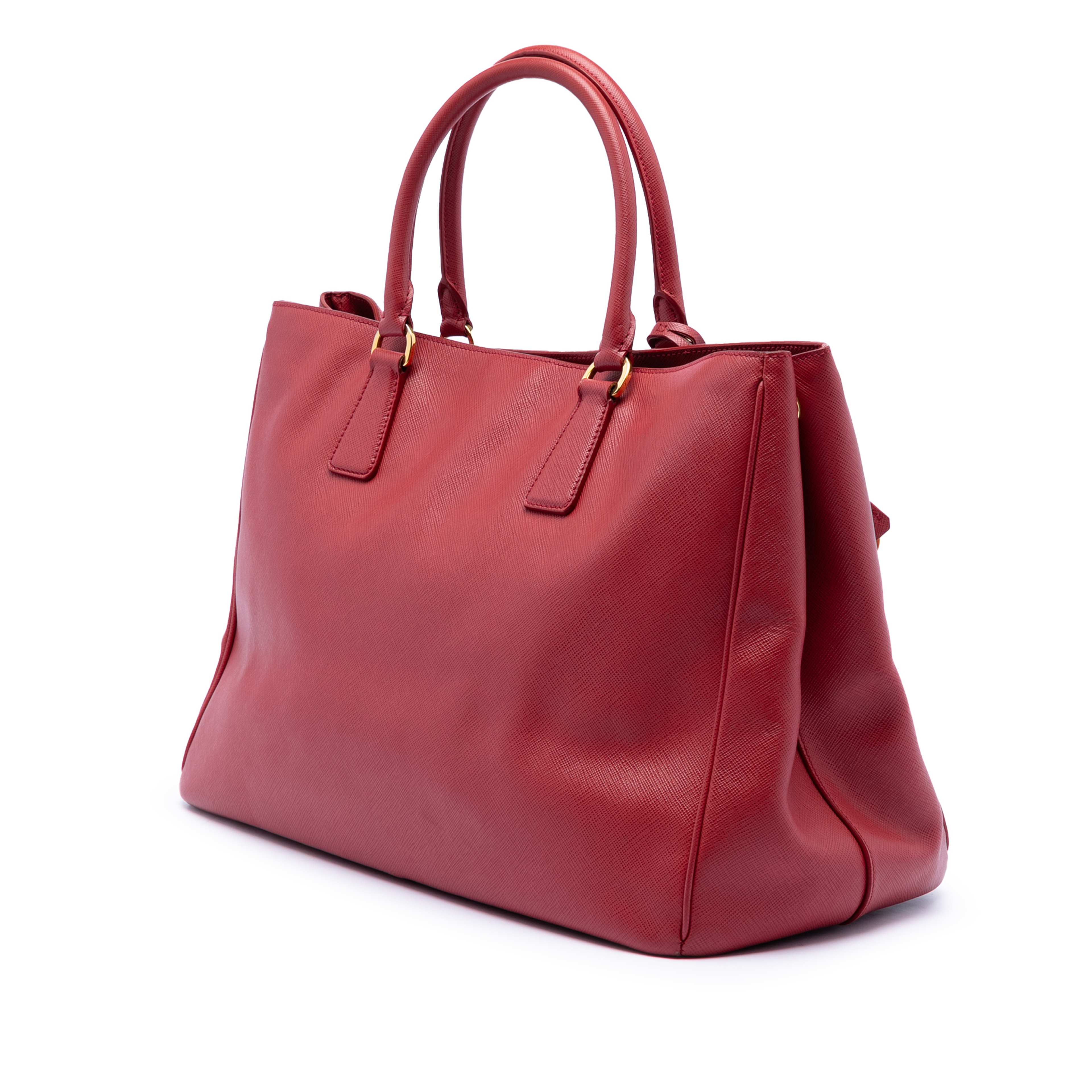 Prada Large Saffiano Lux Galleria Satchel, från Luxclusif, i färgen red. Klicka för att öppna bilden i stort format
