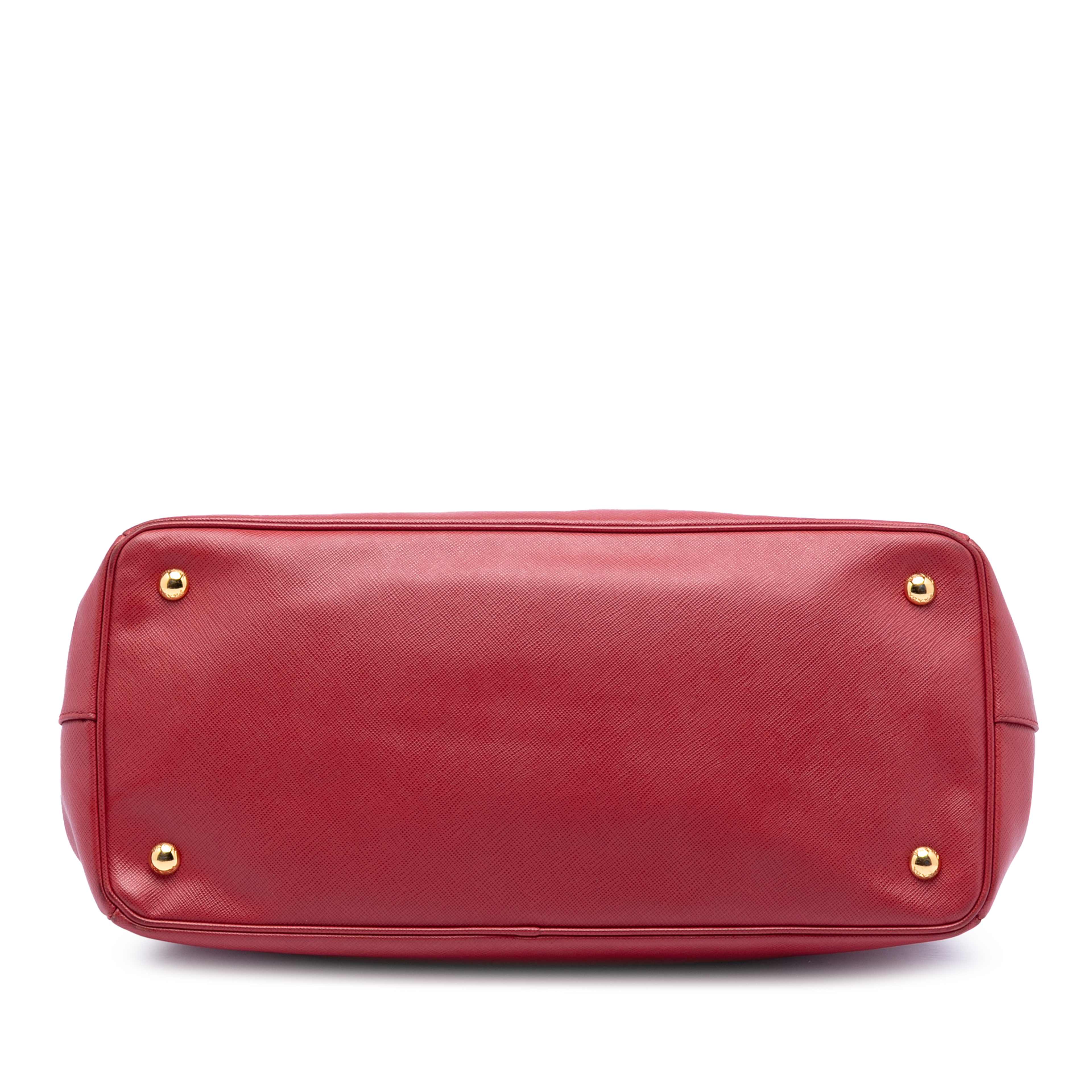 Prada Large Saffiano Lux Galleria Satchel, från Luxclusif, i färgen red. Klicka för att öppna bilden i stort format