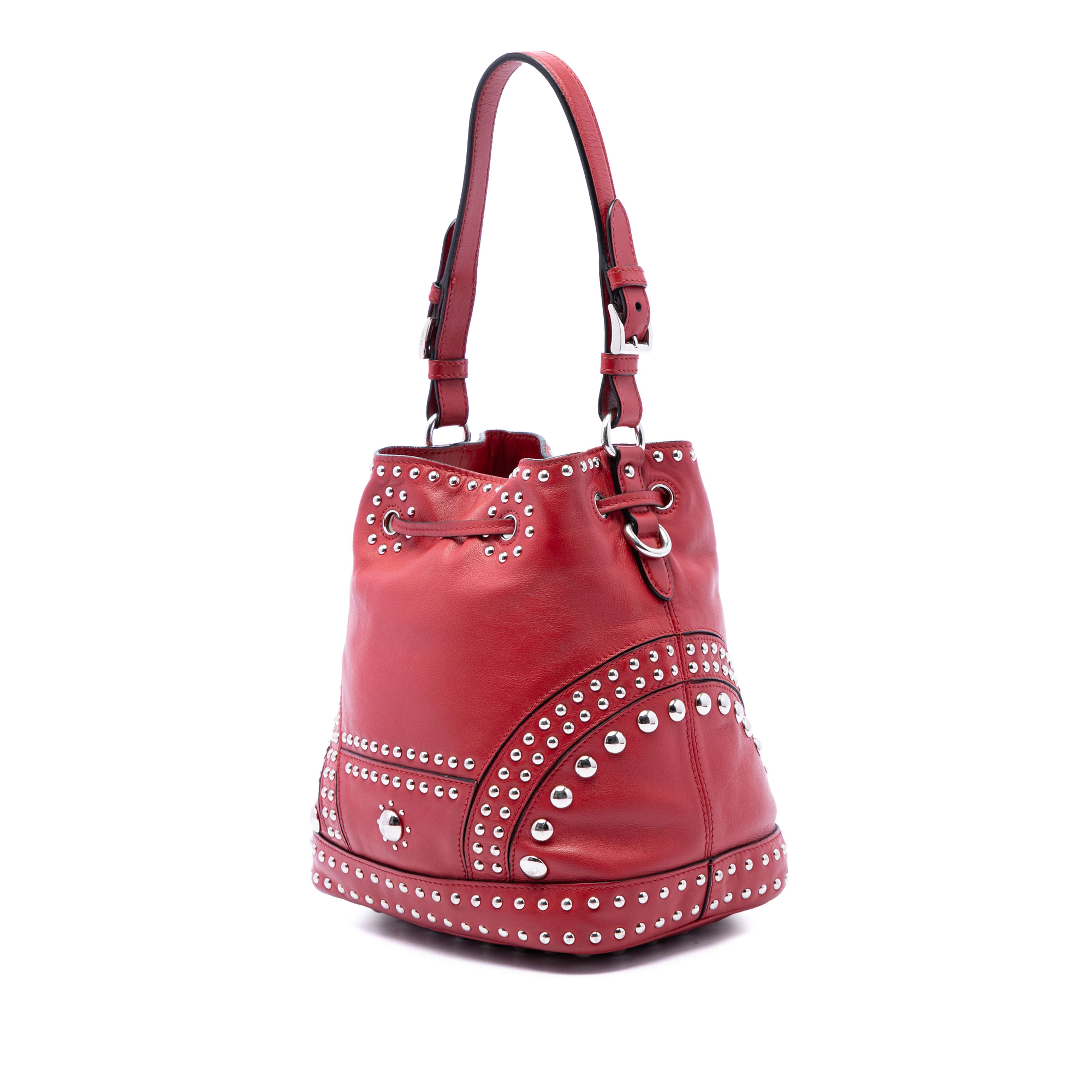 Prada Small Soft Calf Studded Bucket Bag, från Luxclusif, i färgen röd. Klicka för att öppna bilden i stort format