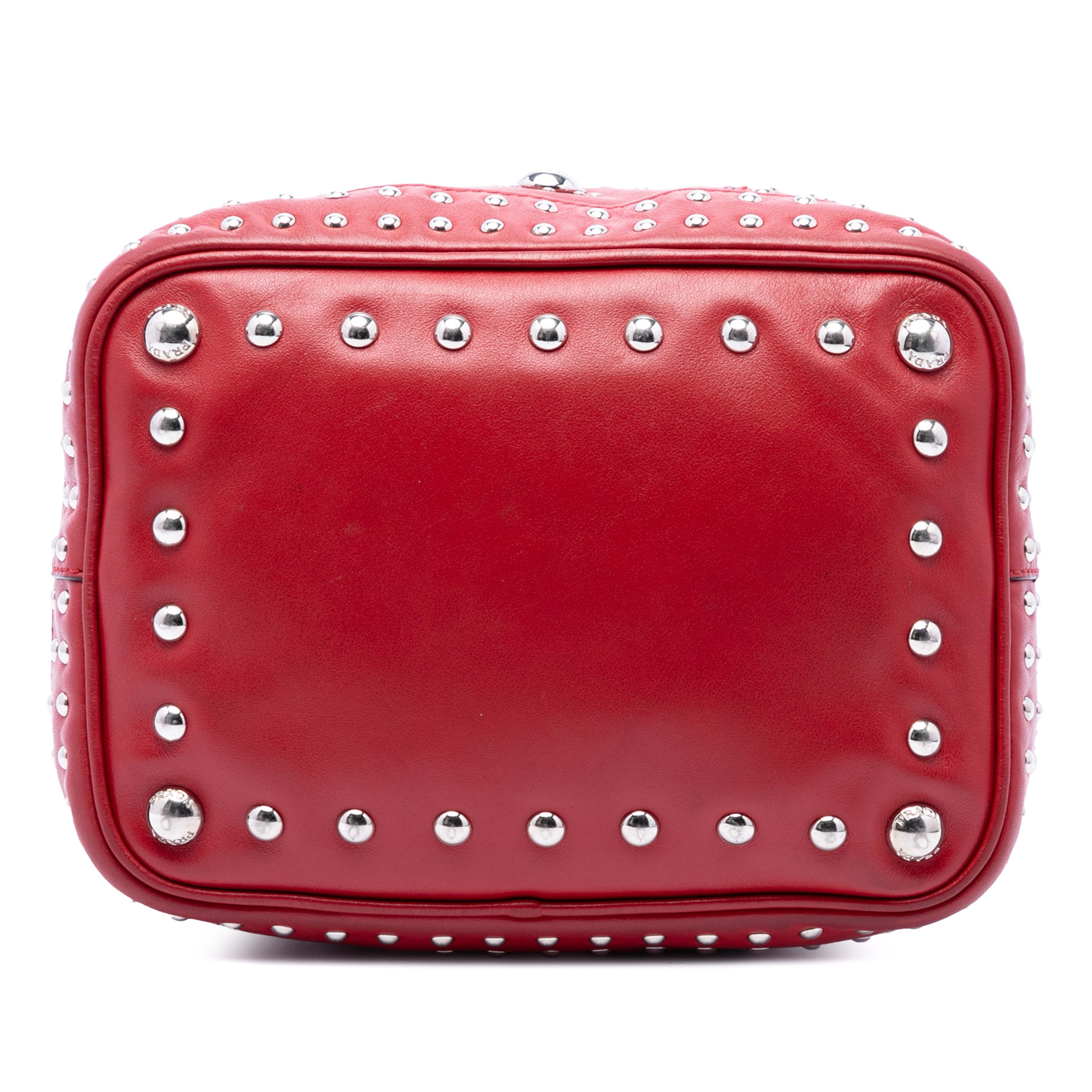 Prada Small Soft Calf Studded Bucket Bag, från Luxclusif, i färgen röd. Klicka för att öppna bilden i stort format