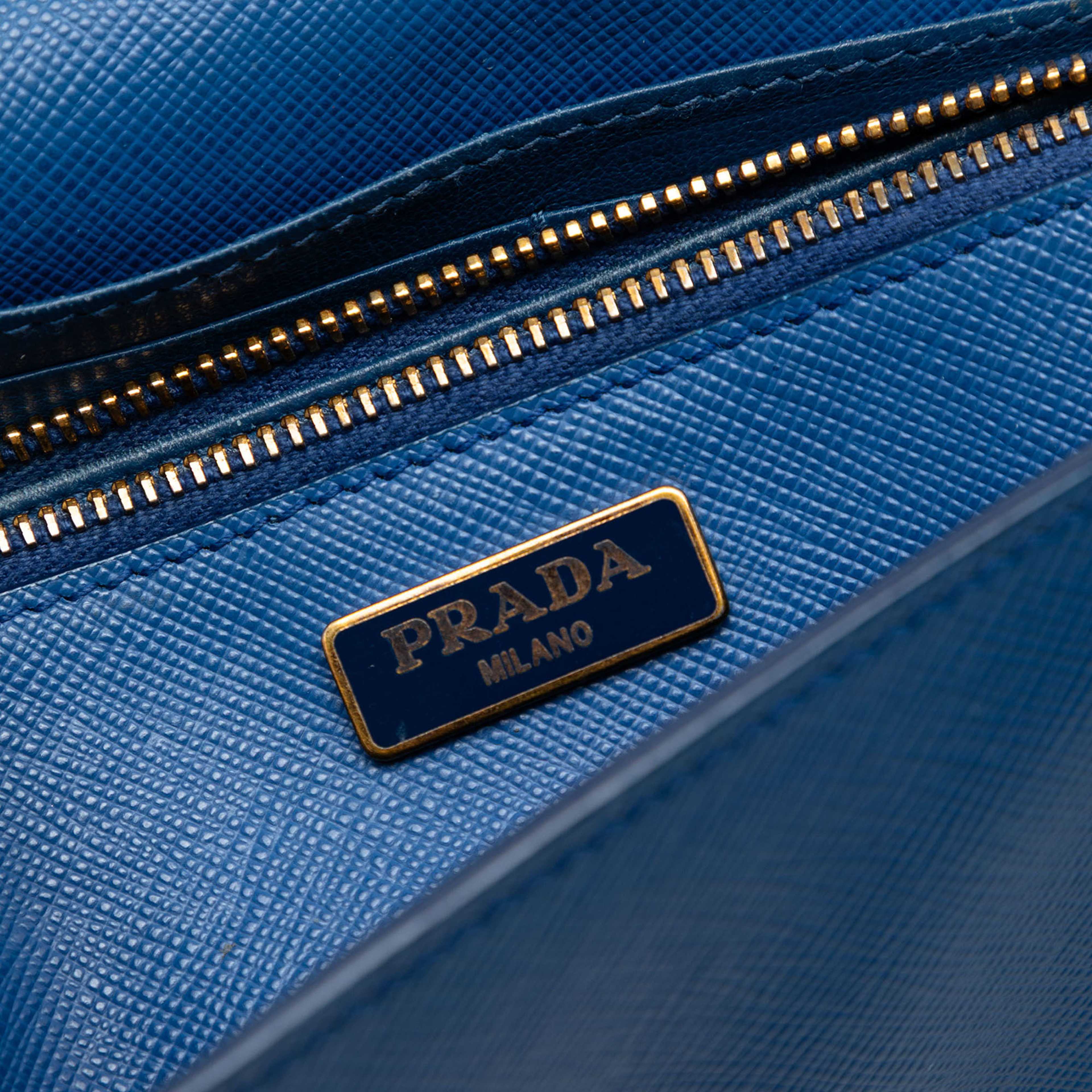 Prada Saffiano Wallet On Strap, från Luxclusif, i färgen blue. Klicka för att öppna bilden i stort format