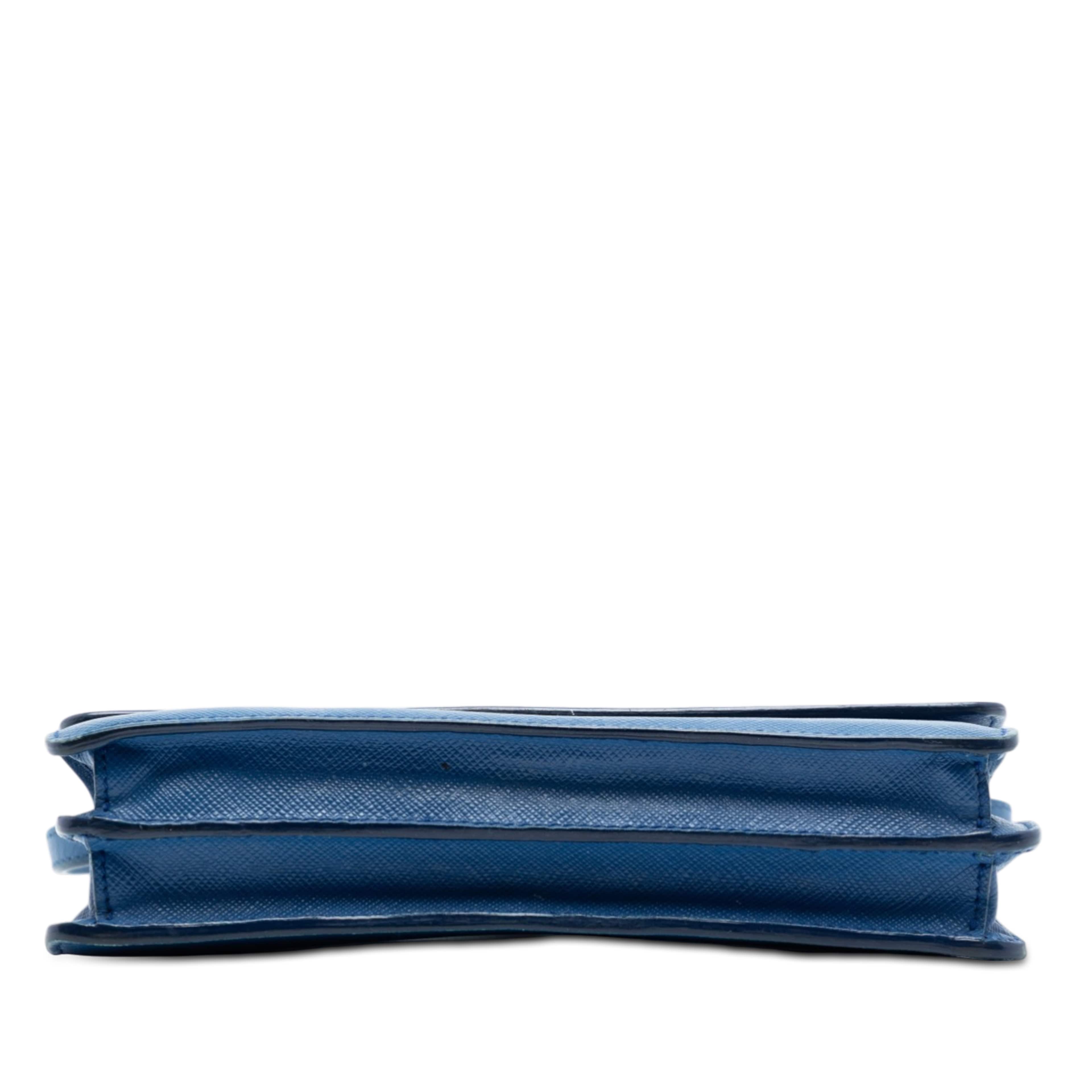 Prada Saffiano Wallet On Strap, från Luxclusif, i färgen blue. Klicka för att öppna bilden i stort format