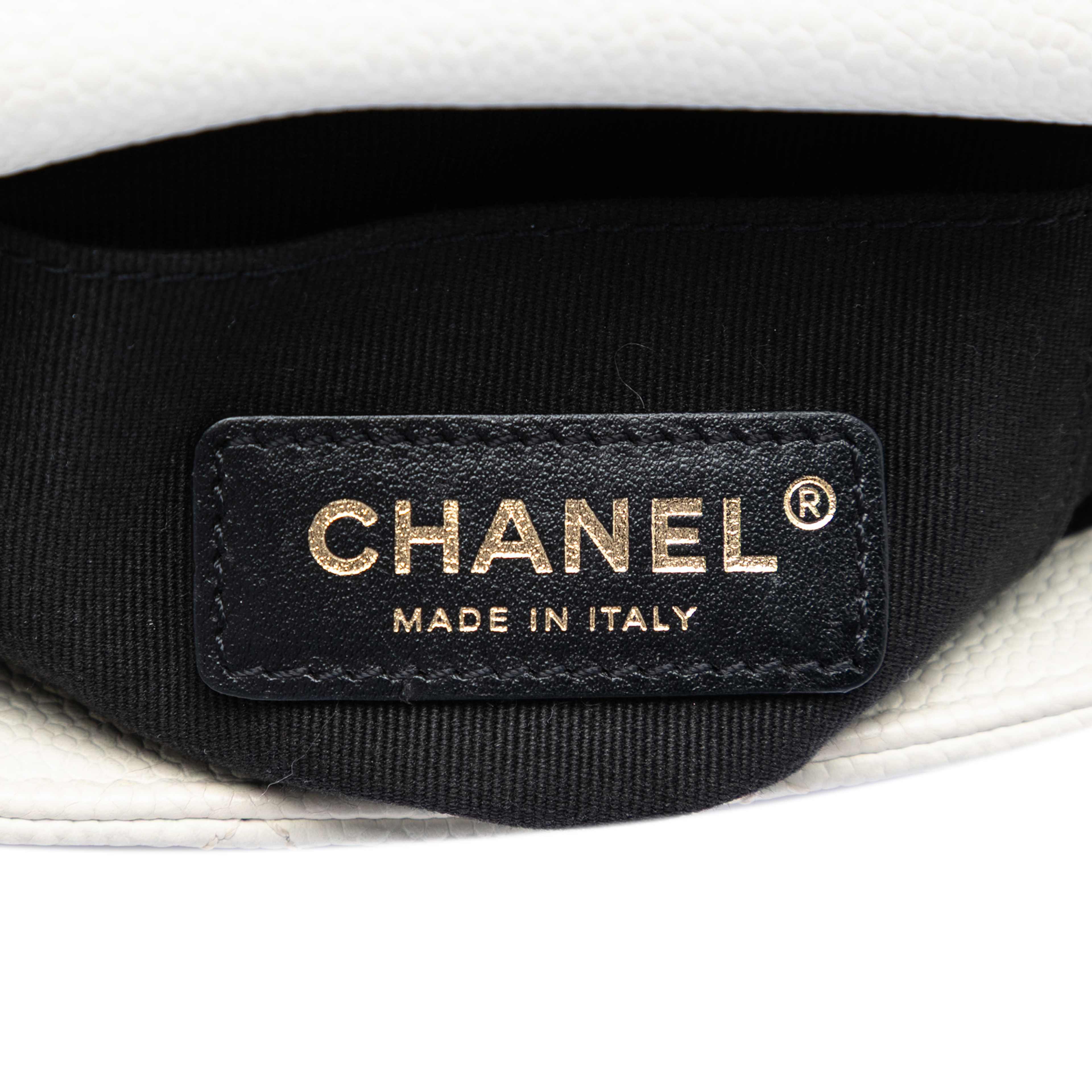 Chanel Mini Quilted Caviar Chain Soul Flap, från Luxclusif, i färgen white. Klicka för att öppna bilden i stort format