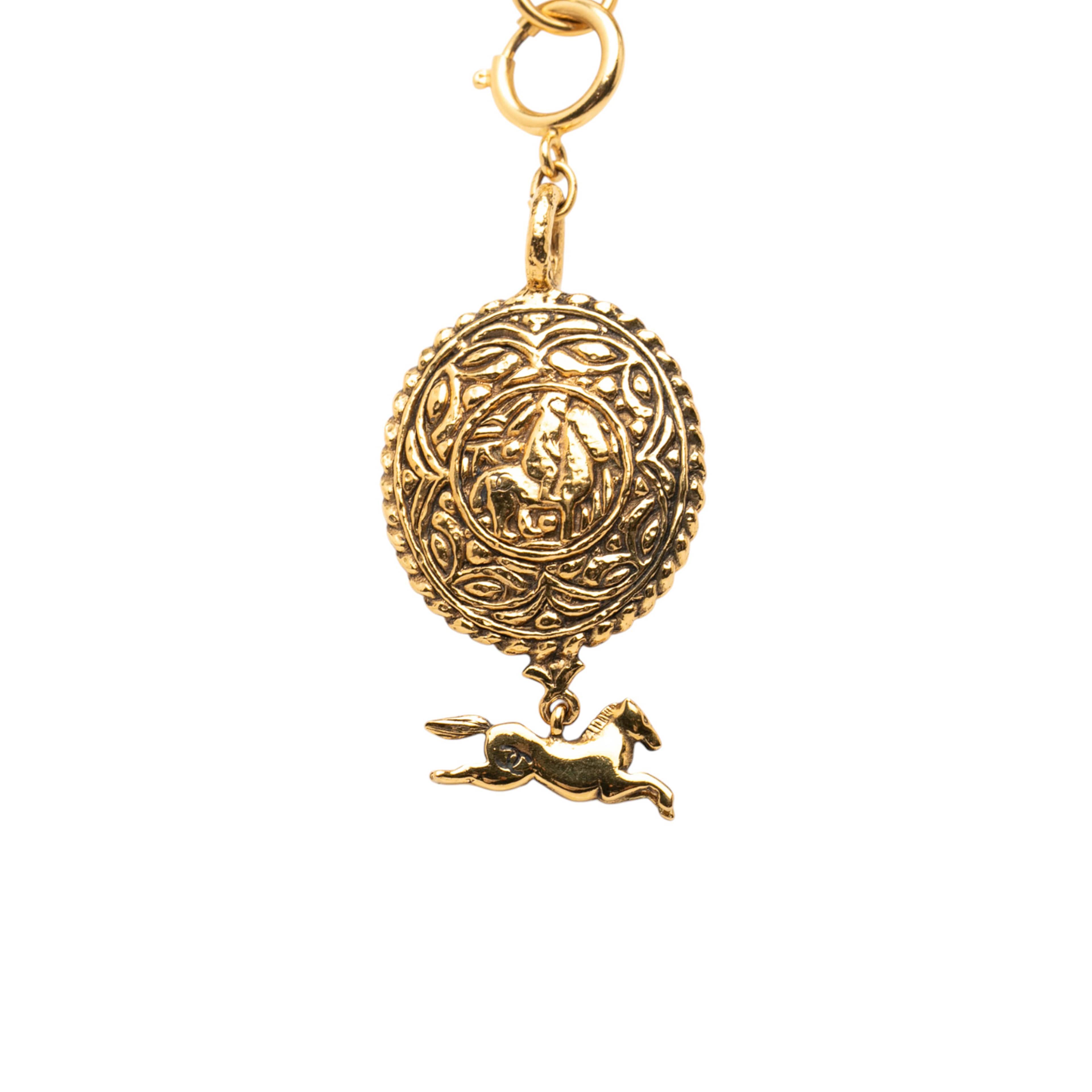 Chanel Gold Plated Knight Horse Pendant Necklace, från Luxclusif, i färgen guld. Klicka för att öppna bilden i stort format