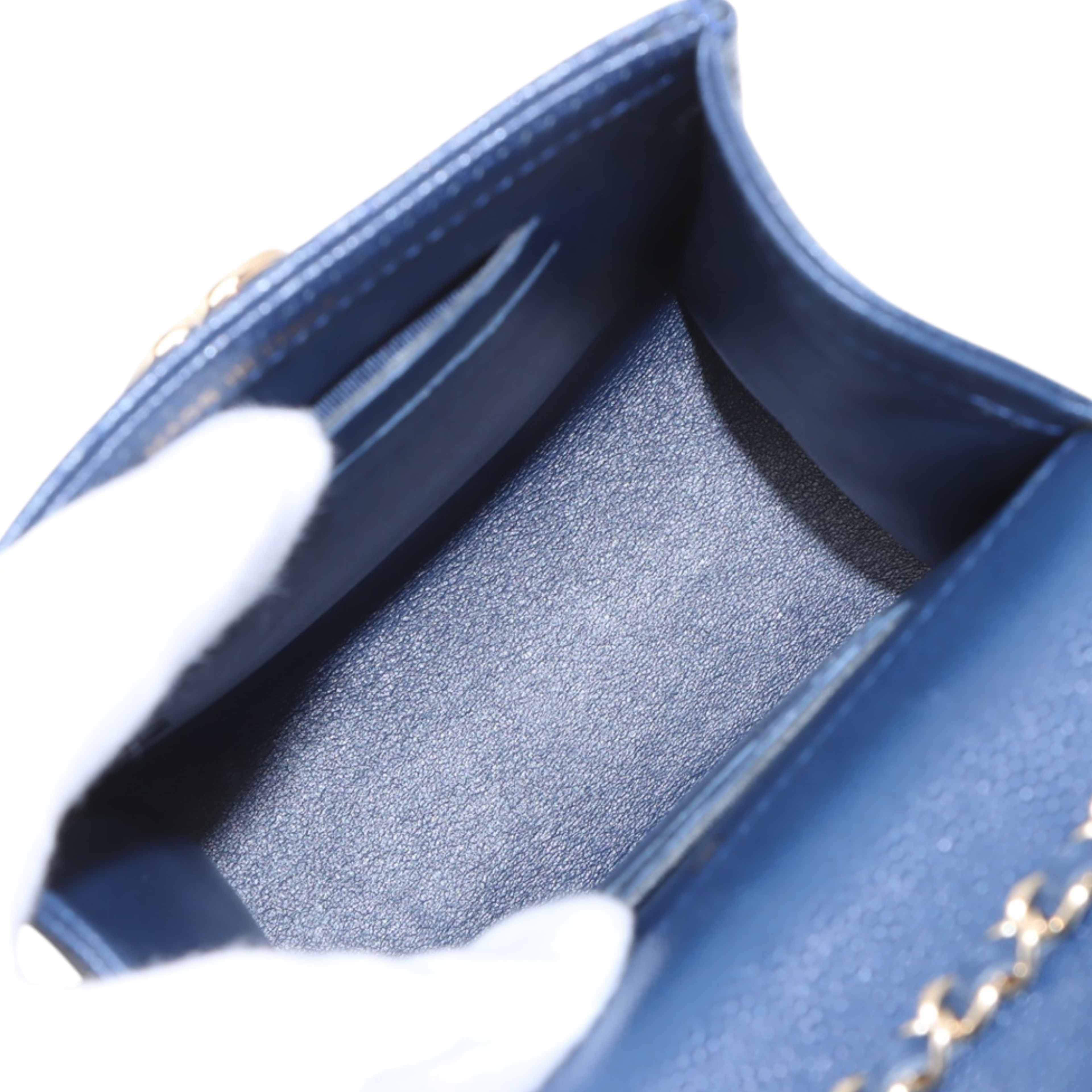 Chanel Quilted Caviar Golden Class Phone Holder, från Luxclusif, i färgen navy. Klicka för att öppna bilden i stort format