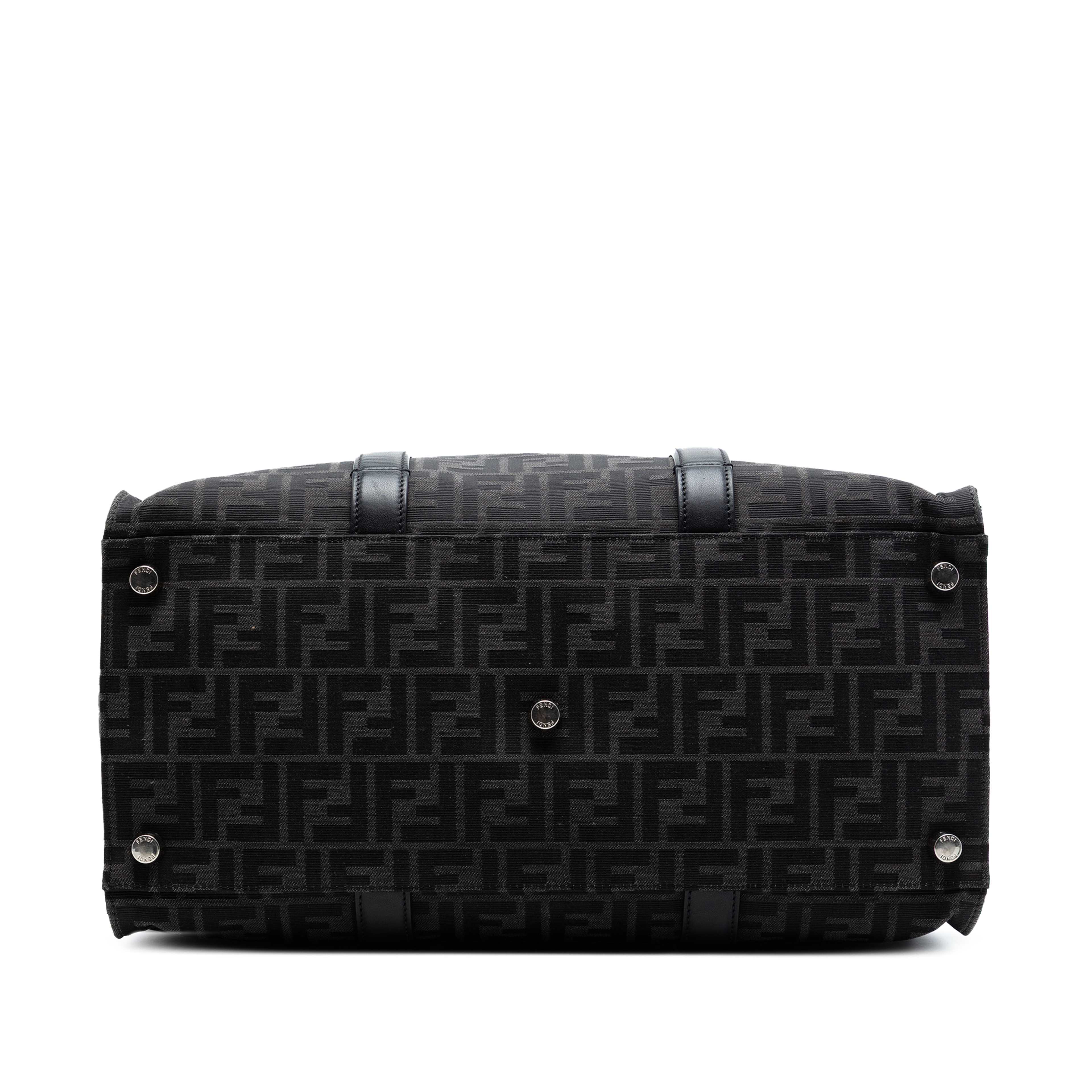 Fendi Large Zucca Jacquard Shopper Tote, från Luxclusif, i färgen svart. Klicka för att öppna bilden i stort format