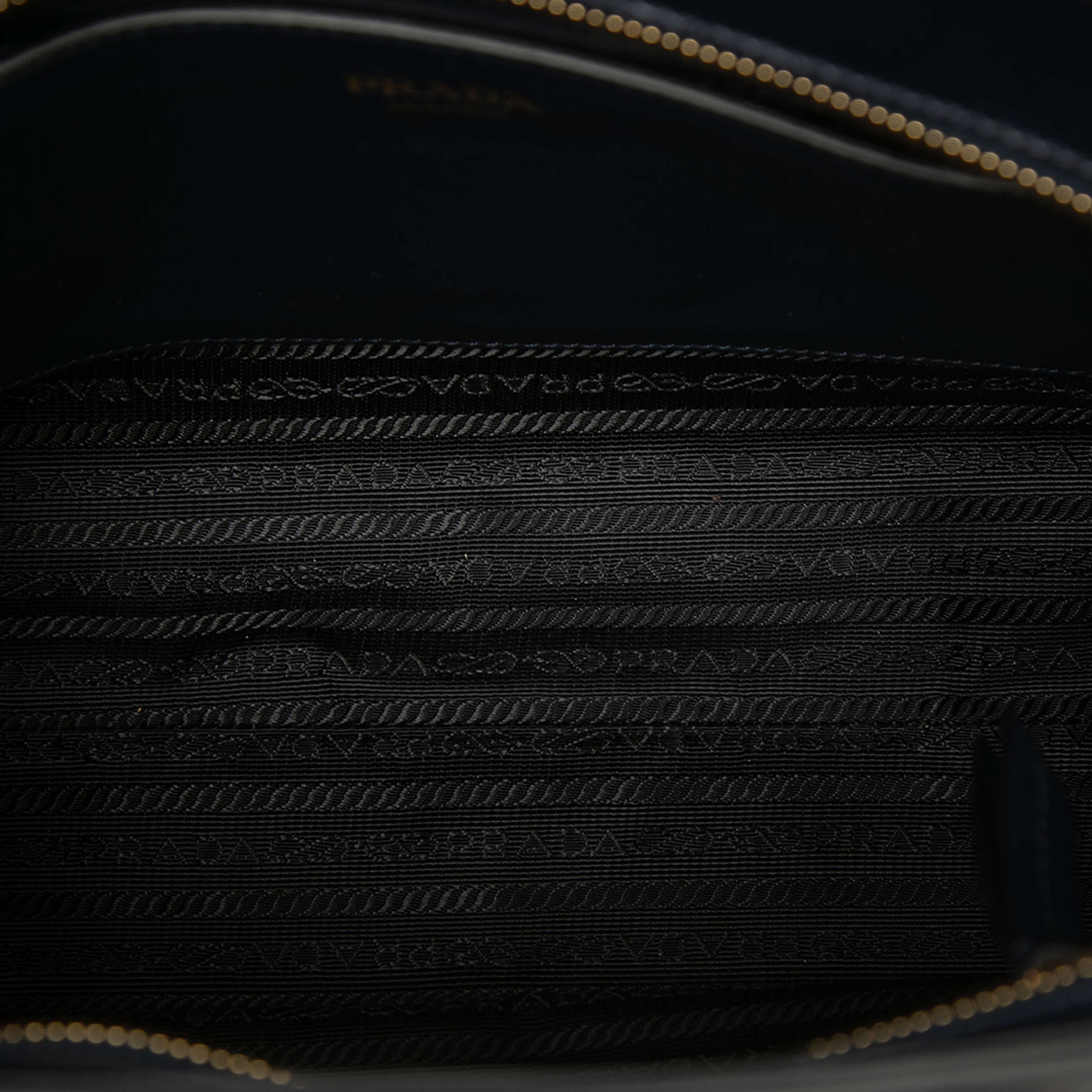 Prada Soft Calf Trimmed Saffiano Lux Open Convertible Tote, från Luxclusif, i färgen black. Klicka för att öppna bilden i stort format
