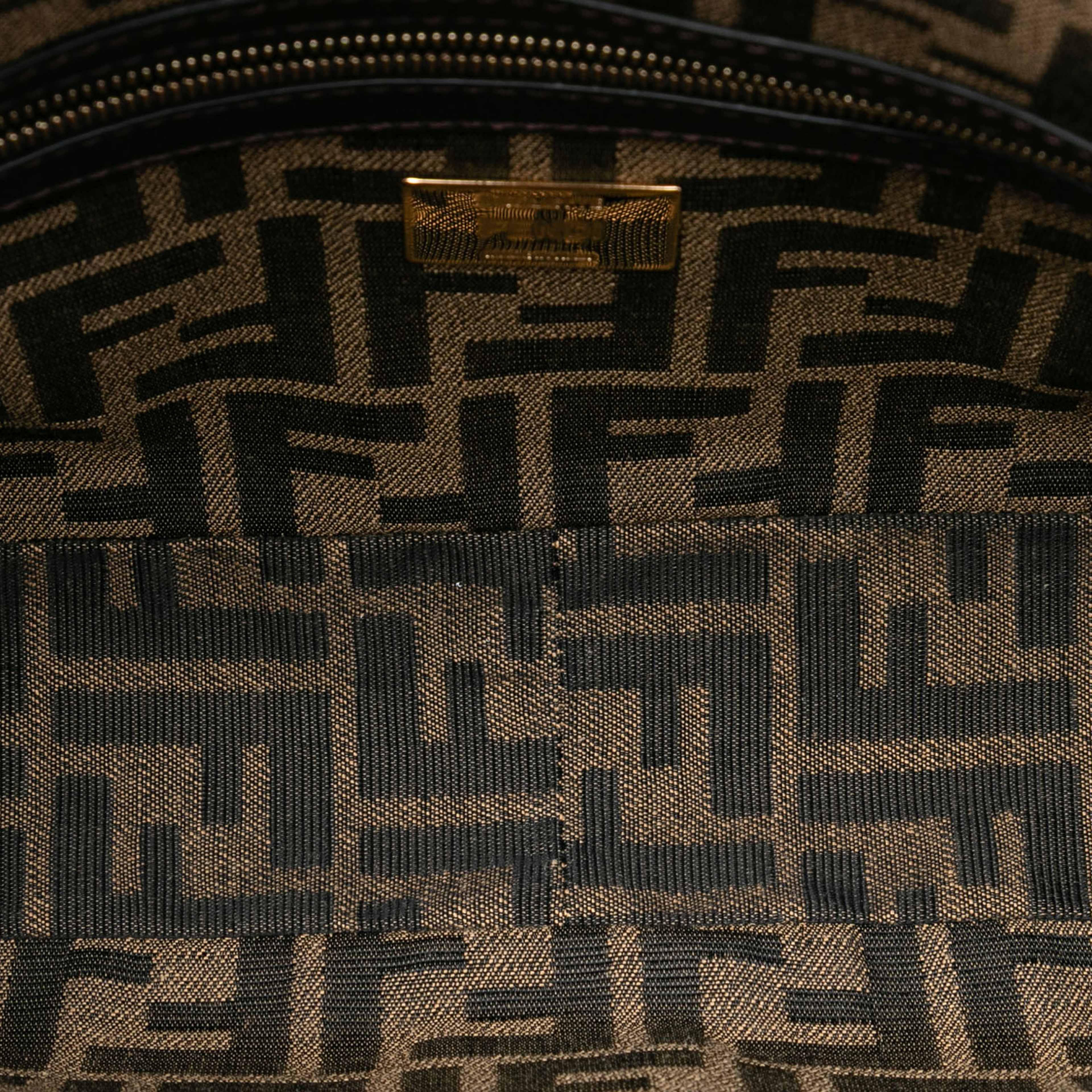 Fendi Medium Zucca Canvas Fluo Trim Baguette Satchel, från Luxclusif, i färgen brown. Klicka för att öppna bilden i stort format