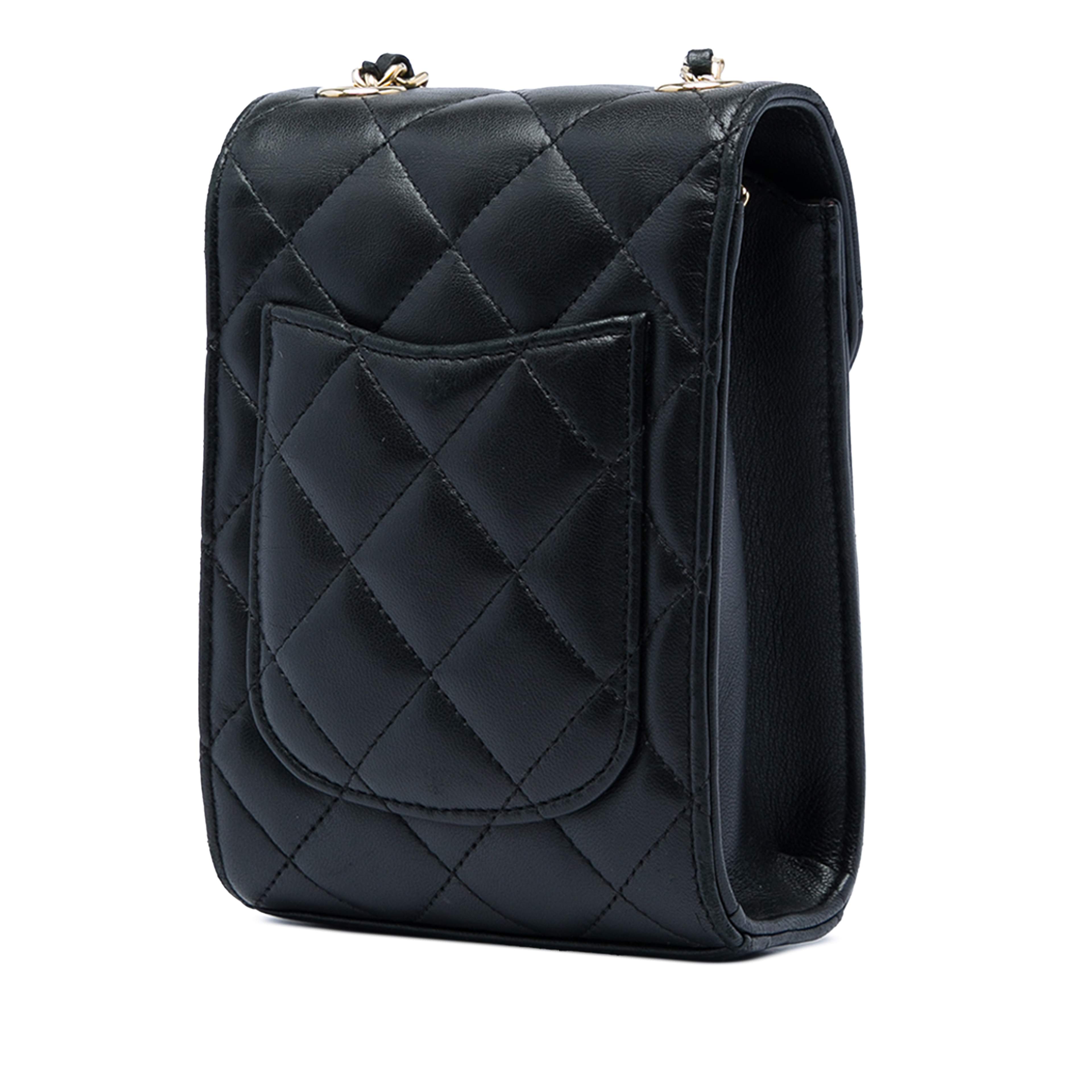 Chanel Cc Quilted Lambskin Phone Holder With Chain, från Luxclusif, i färgen svart. Klicka för att öppna bilden i stort format