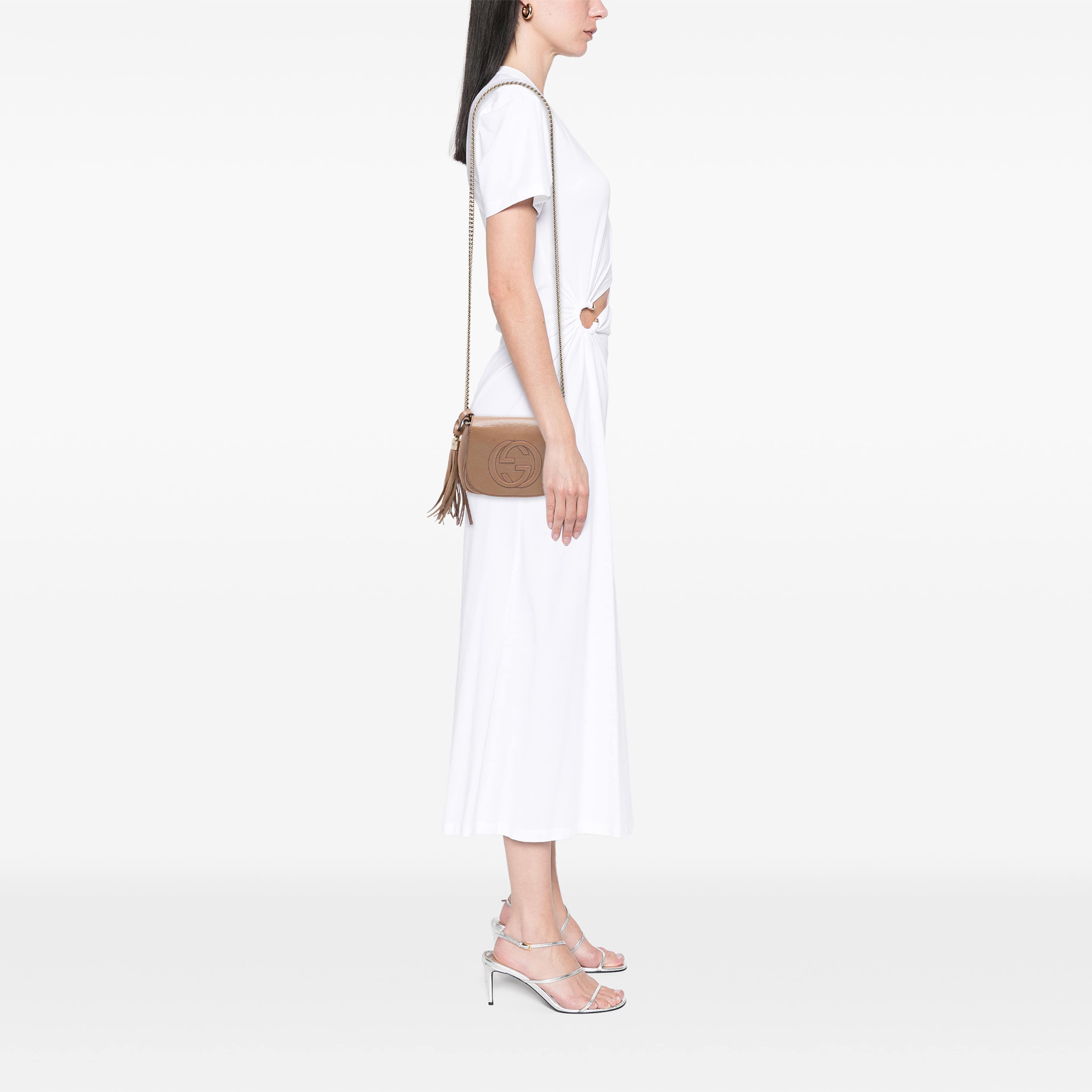 Gucci Small Patent Soho Chain Flap Crossbody, från Luxclusif, i färgen brun. Klicka för att öppna bilden i stort format