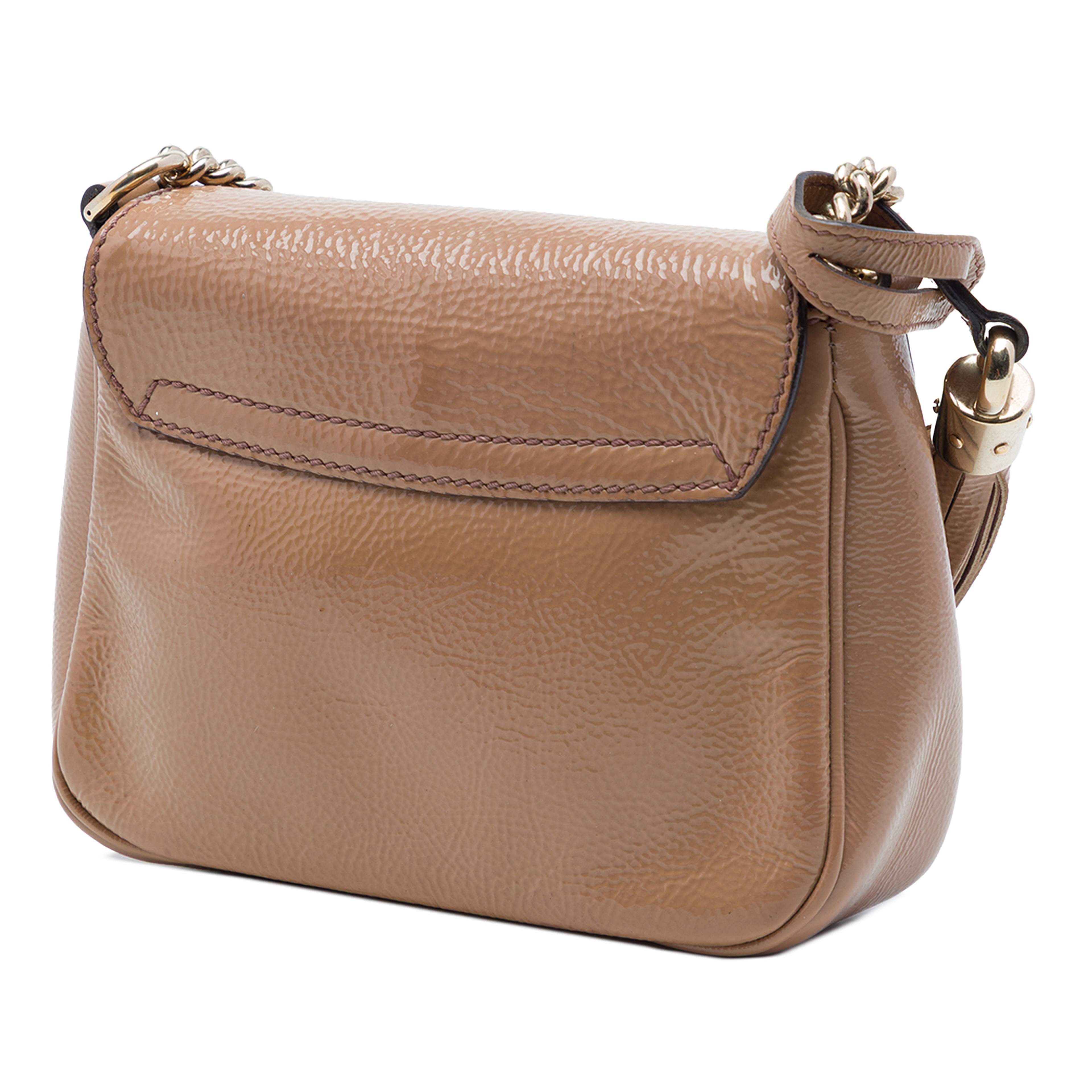 Gucci Small Patent Soho Chain Flap Crossbody, från Luxclusif, i färgen brun. Klicka för att öppna bilden i stort format
