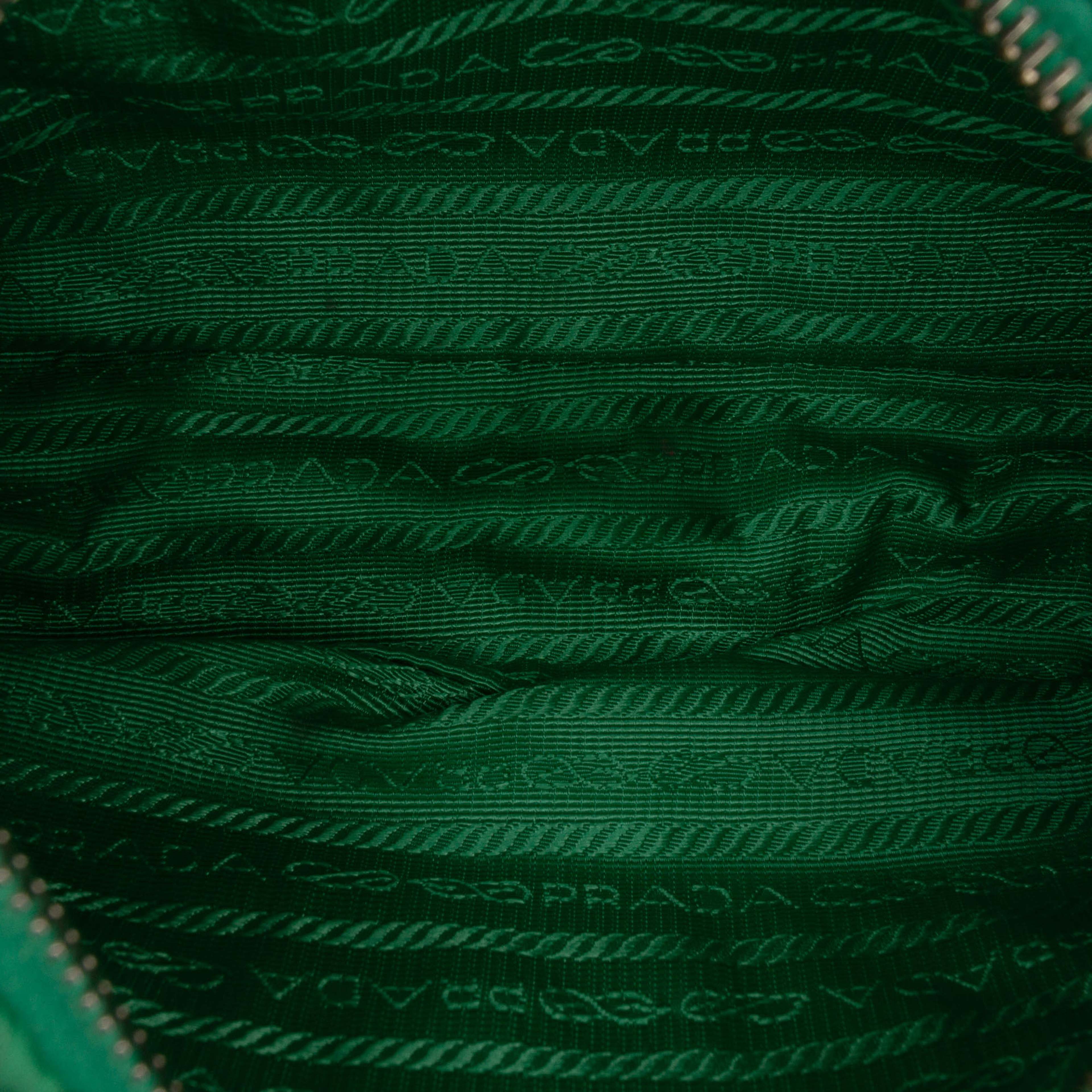 Prada Tessuto Gaufre Re Edition Shoulder Bag, från Luxclusif, i färgen green. Klicka för att öppna bilden i stort format