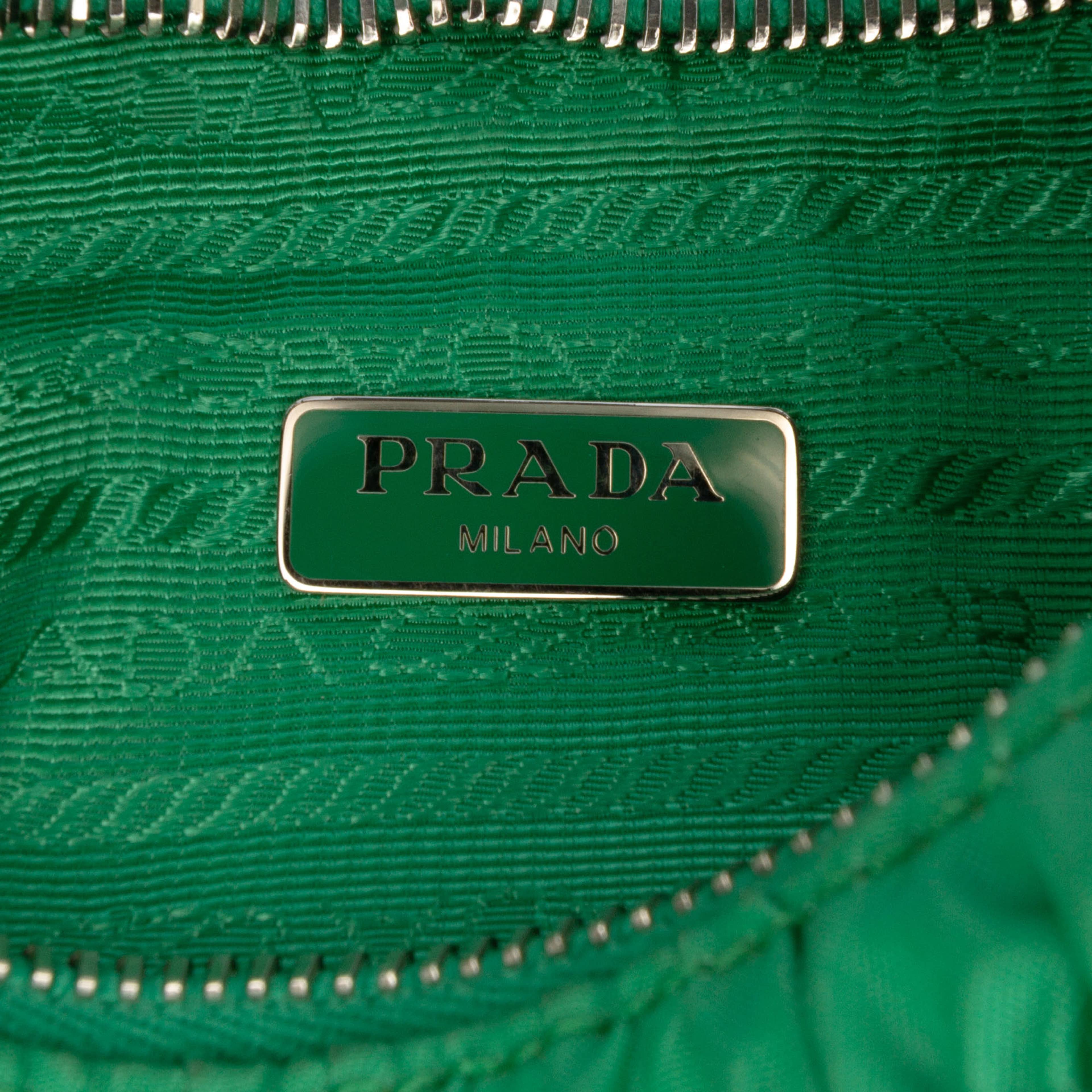 Prada Tessuto Gaufre Re Edition Shoulder Bag, från Luxclusif, i färgen green. Klicka för att öppna bilden i stort format
