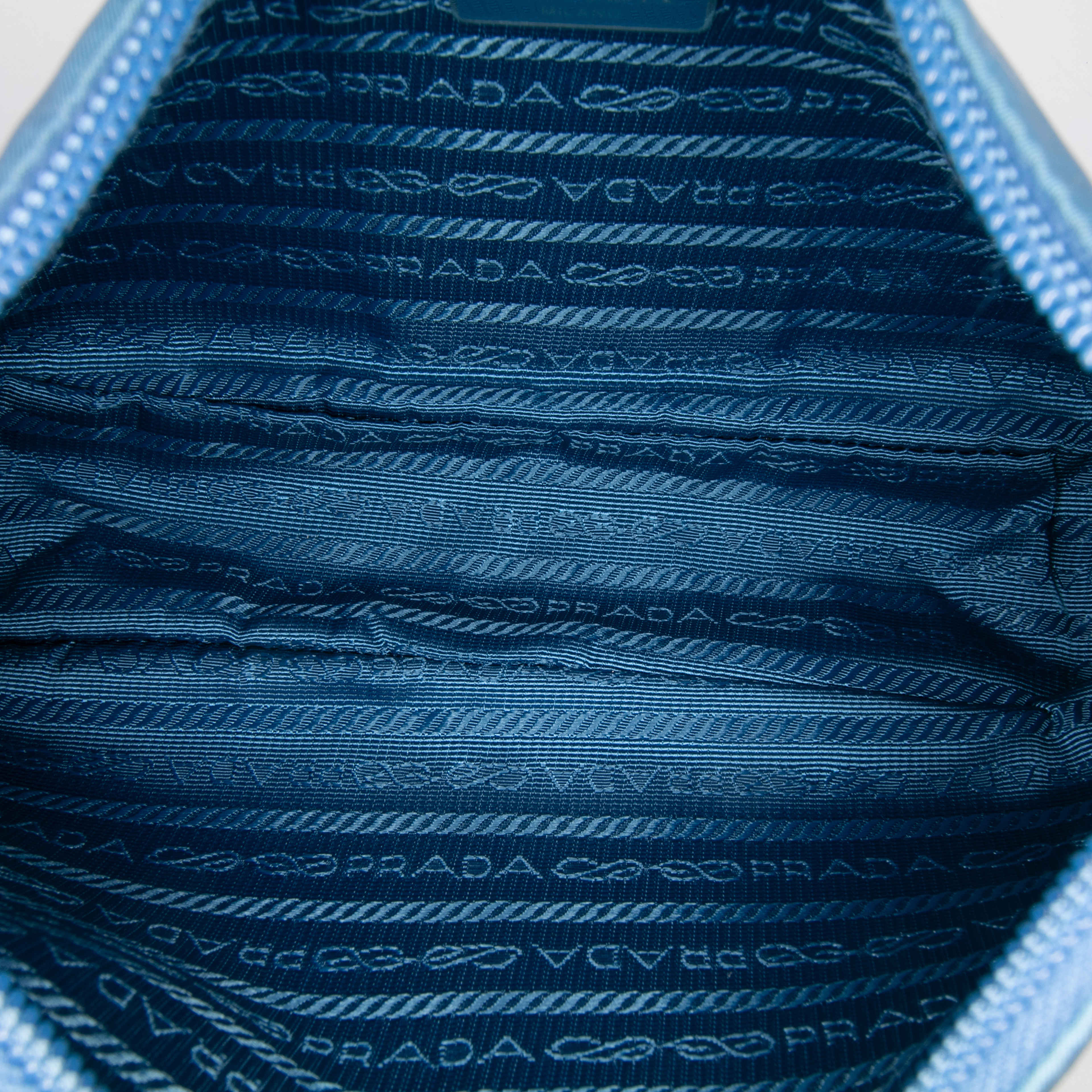 Prada Mini Tessuto Re Edition 2000 Shoulder Bag, från Luxclusif, i färgen blue. Klicka för att öppna bilden i stort format