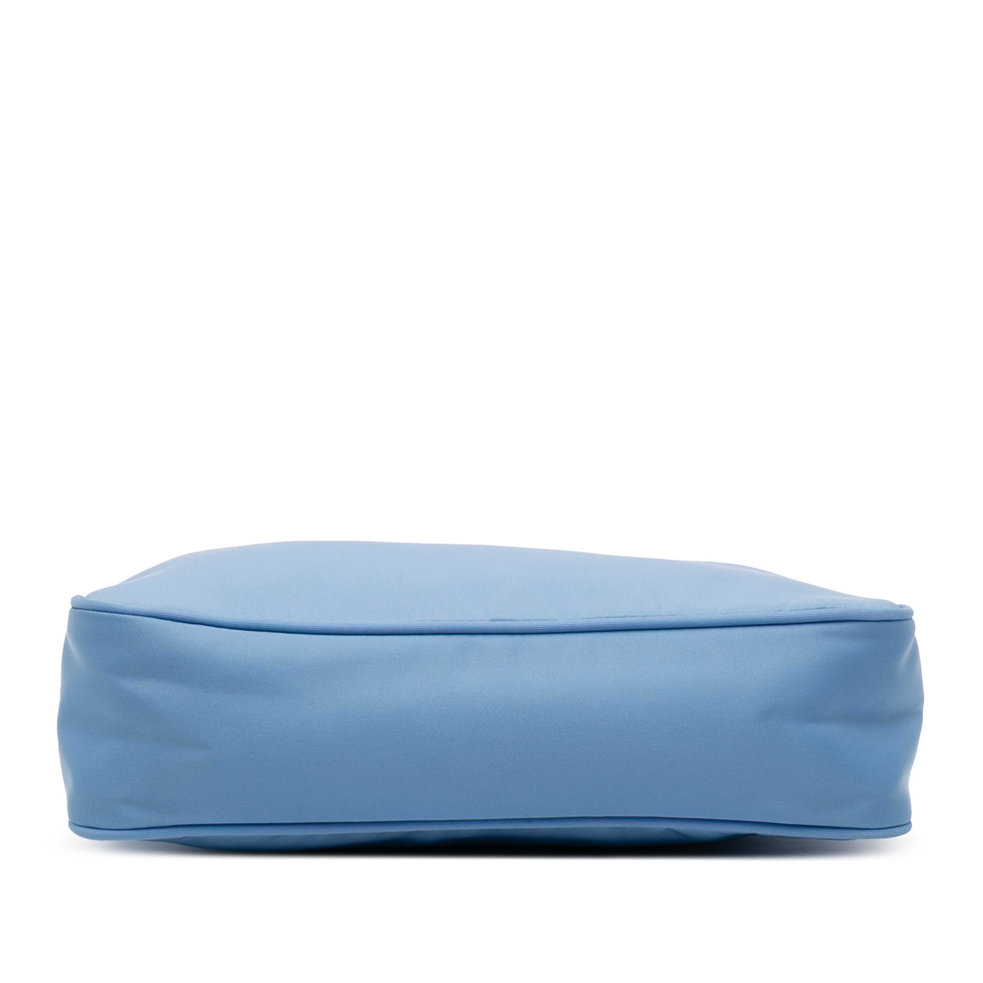 Prada Mini Tessuto Re Edition 2000 Shoulder Bag, från Luxclusif, i färgen blue. Klicka för att öppna bilden i stort format