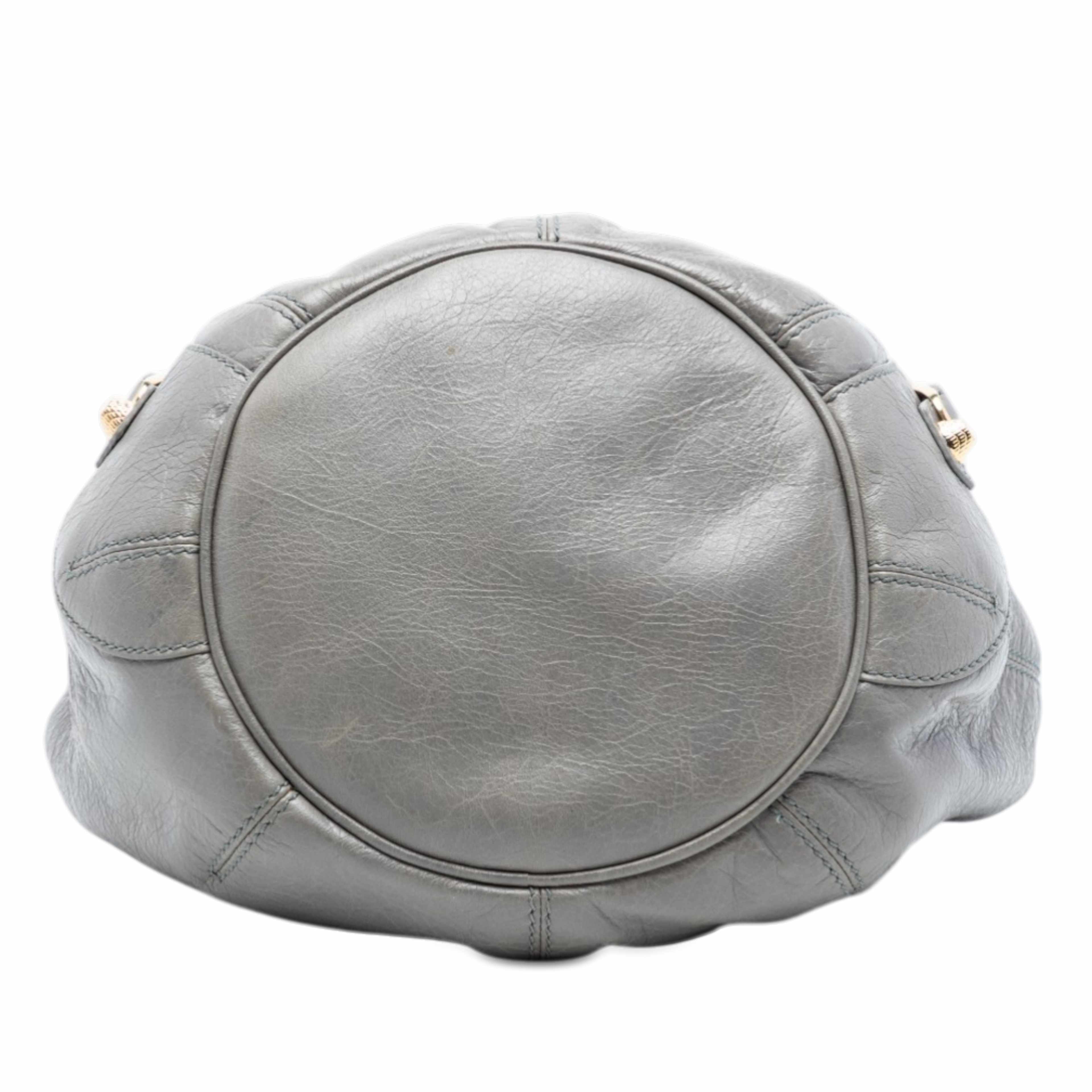 Balenciaga Lambskin Motocross Giant 21 Pompon Bucket Bag, från Luxclusif, i färgen gray. Klicka för att öppna bilden i stort format