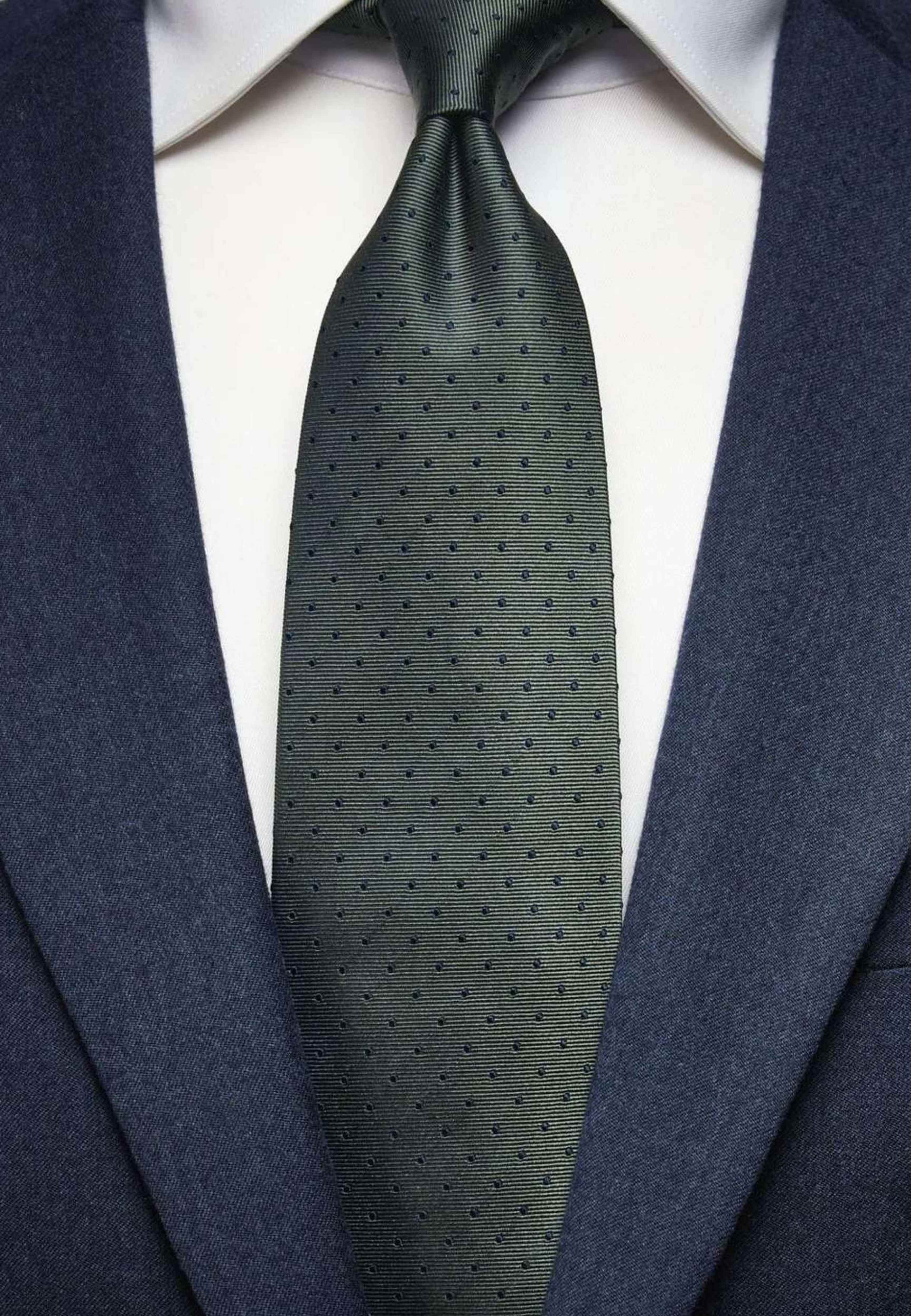Tie Dot, från John Henric, i färgen olive green. Klicka för att öppna bilden i stort format