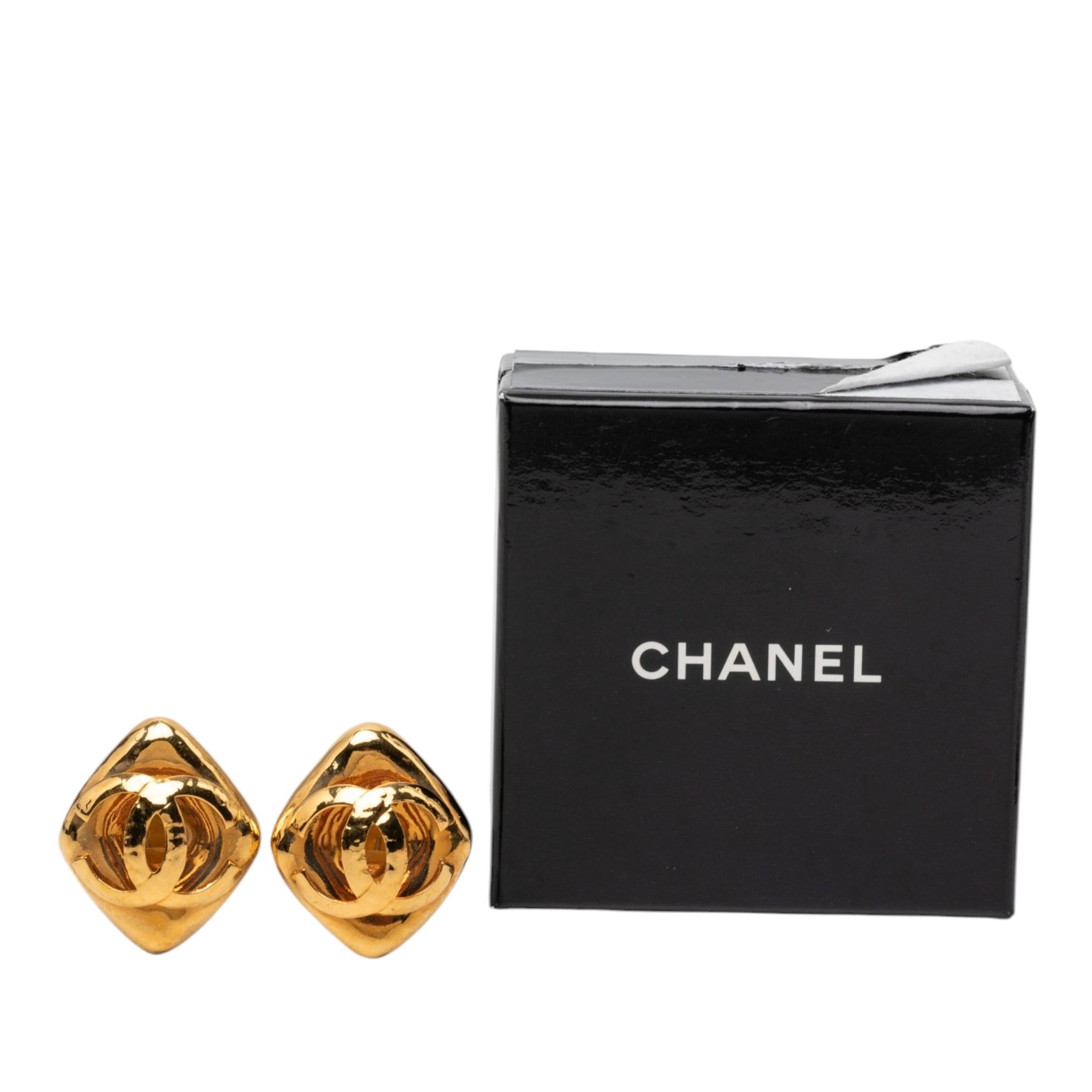 Chanel Cc Gold Plated Diamond Shape Clip On Earrings, från Luxclusif, i färgen guld. Klicka för att öppna bilden i stort format