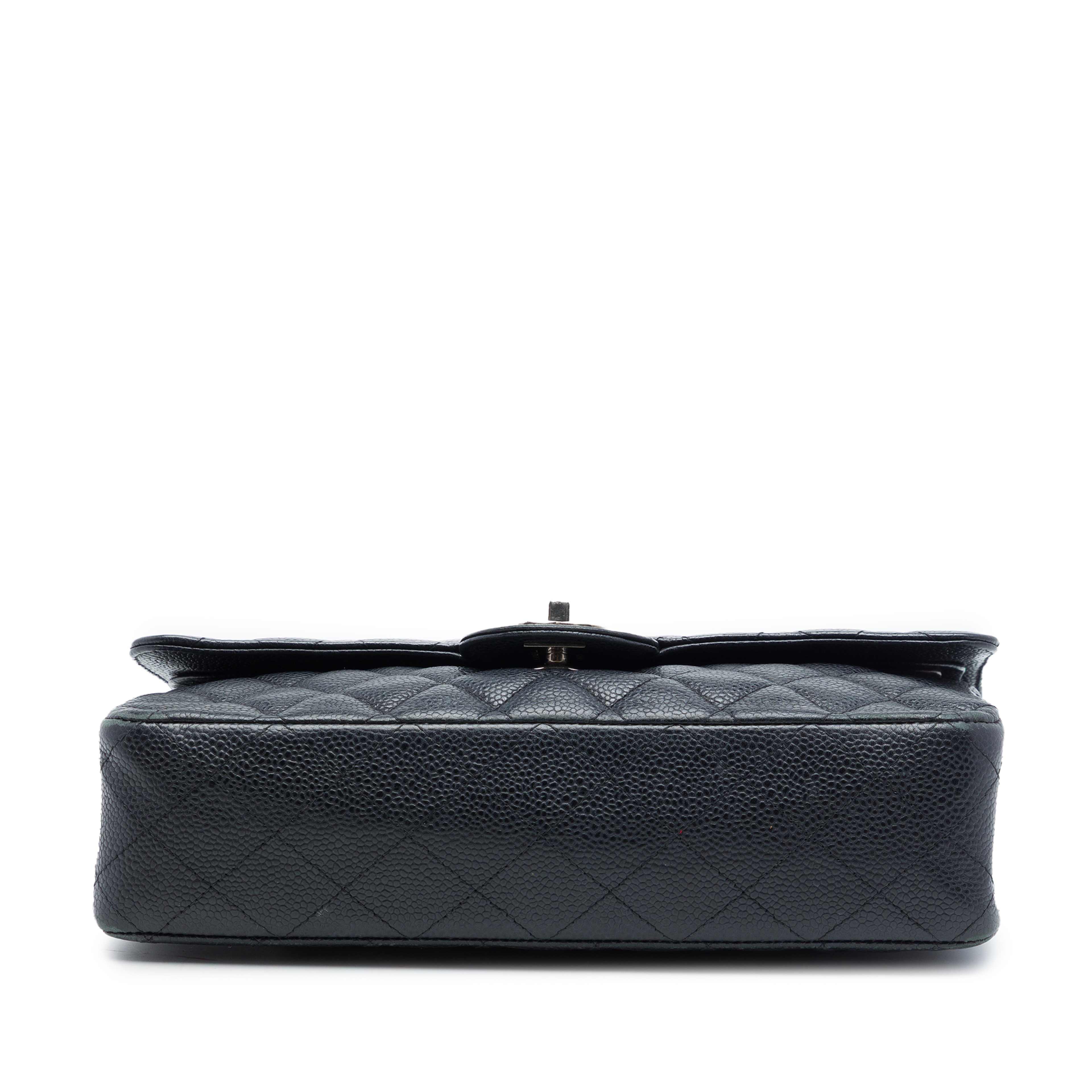 Chanel Medium Classic Caviar Double Flap, från Luxclusif, i färgen svart. Klicka för att öppna bilden i stort format