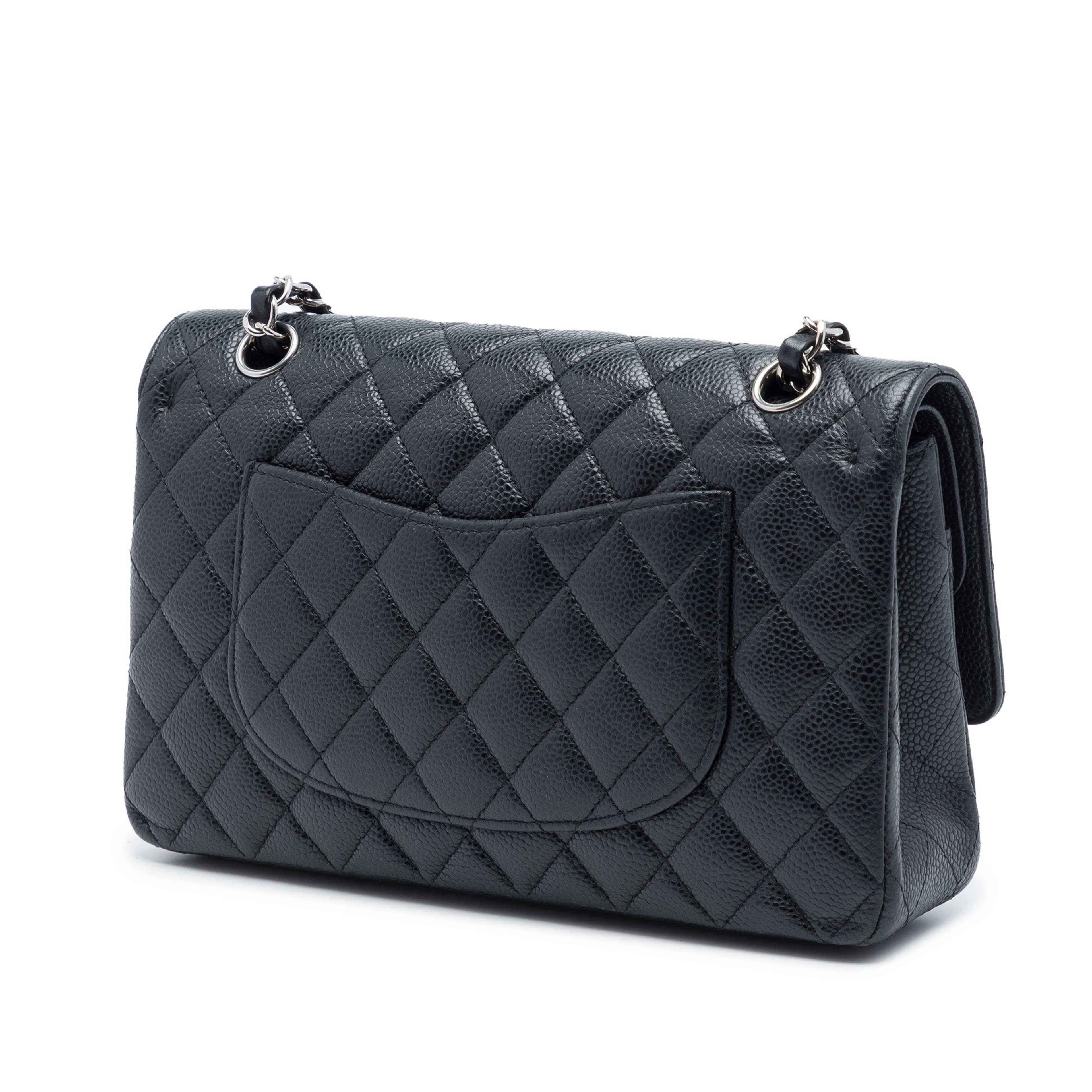 Chanel Medium Classic Caviar Double Flap, från Luxclusif, i färgen svart. Klicka för att öppna bilden i stort format