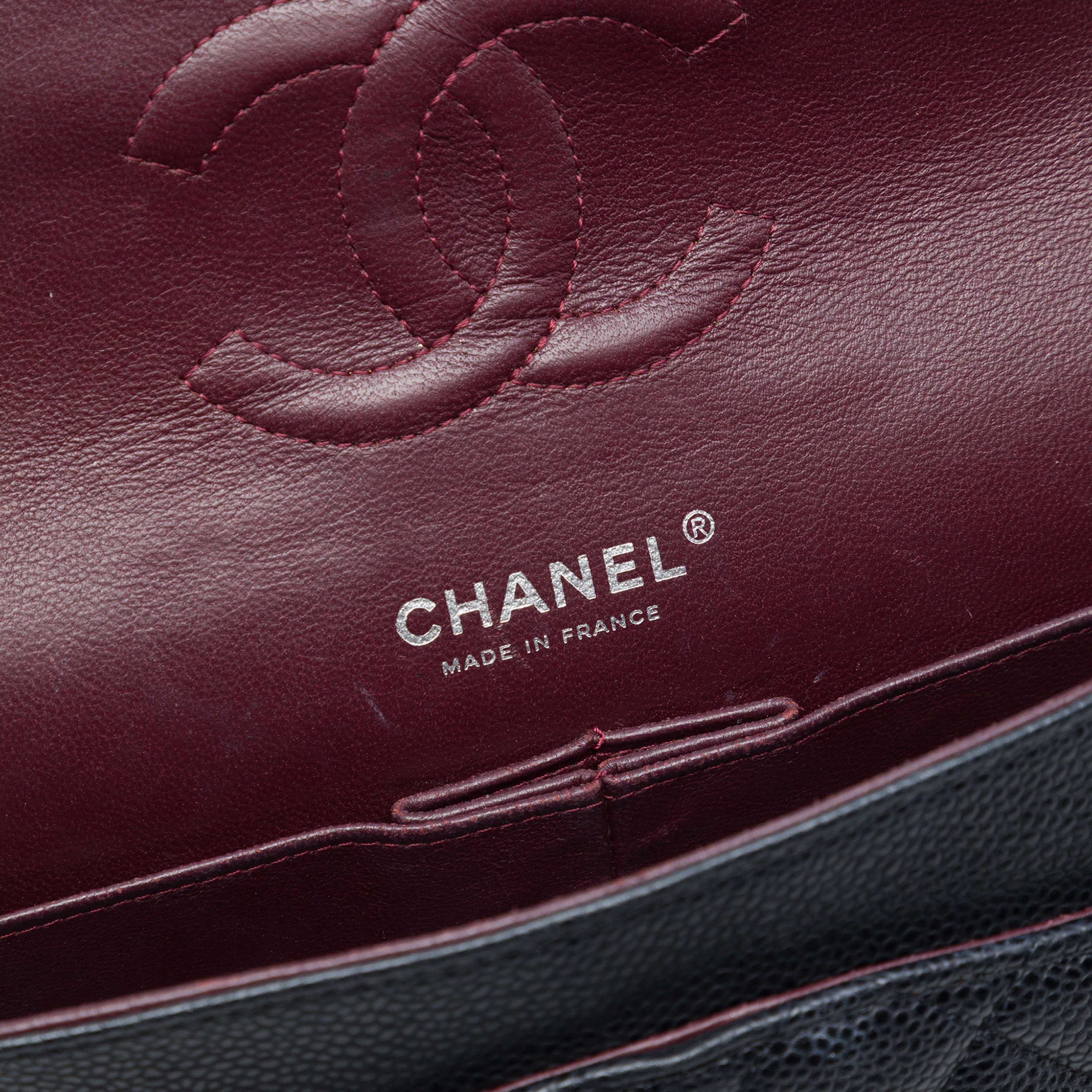 Chanel Medium Classic Caviar Double Flap, från Luxclusif, i färgen svart. Klicka för att öppna bilden i stort format
