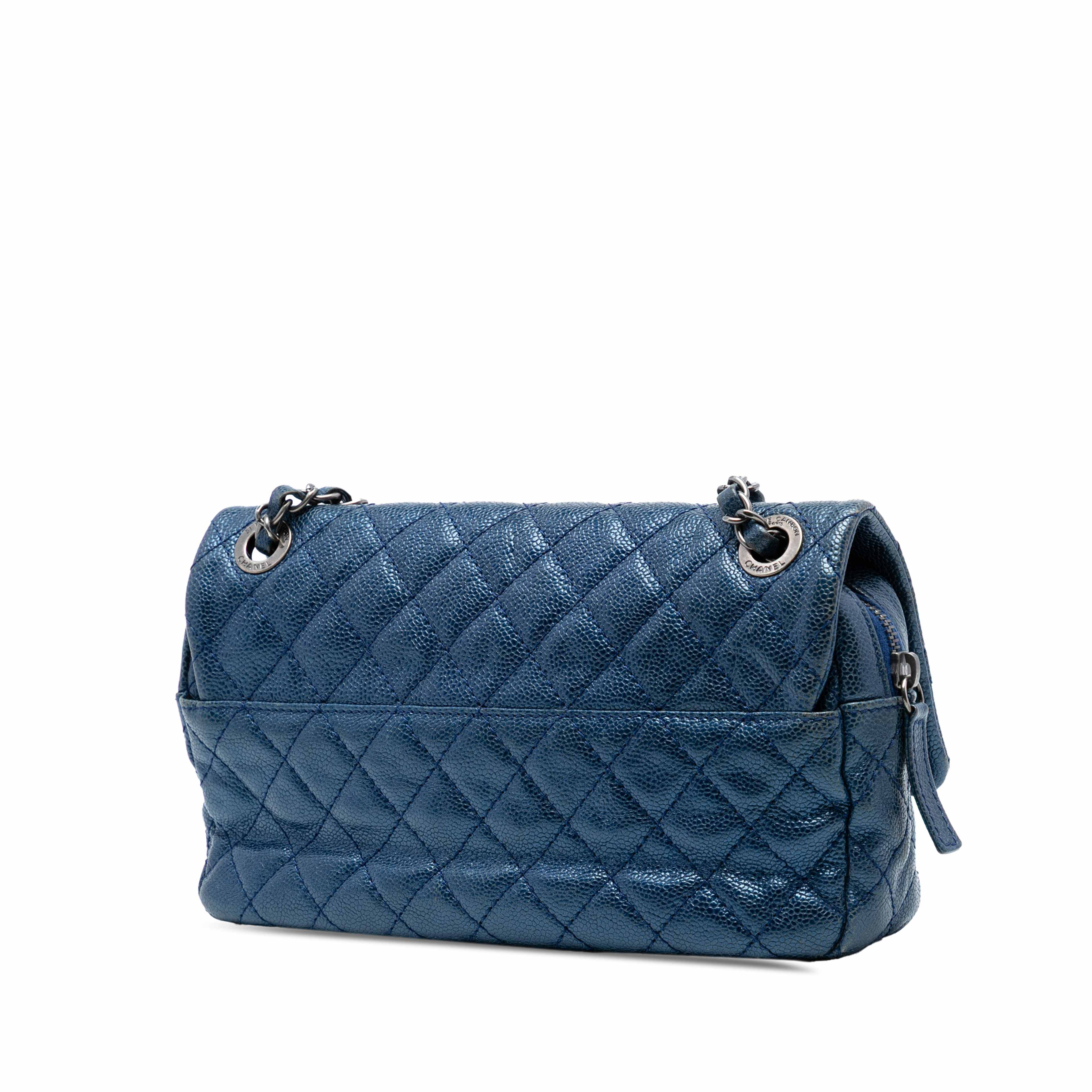 Chanel Medium Quilted Iridescent Caviar Easy Flap, från Luxclusif, i färgen blue. Klicka för att öppna bilden i stort format