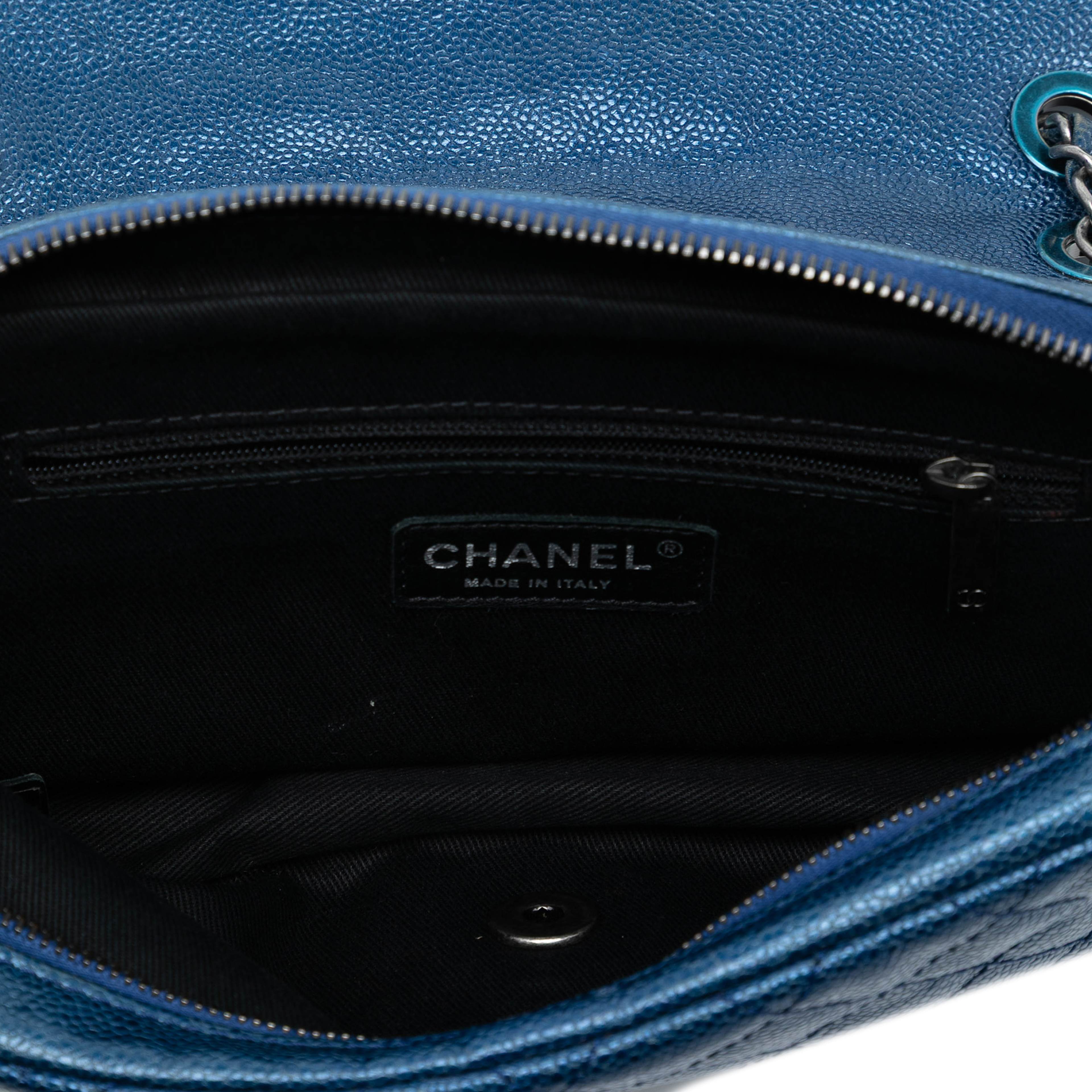 Chanel Medium Quilted Iridescent Caviar Easy Flap, från Luxclusif, i färgen blue. Klicka för att öppna bilden i stort format