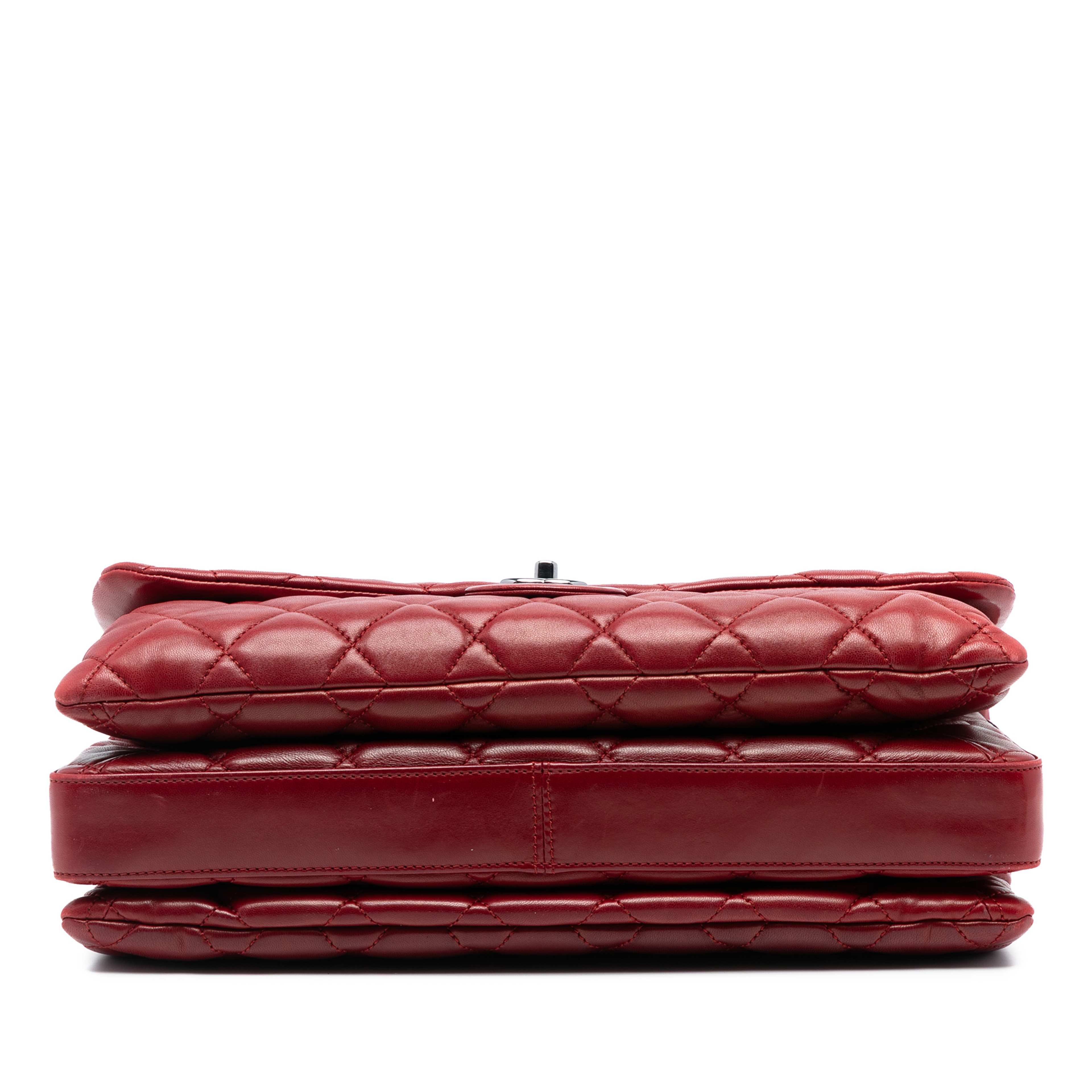 Chanel Maxi Quilted Lambskin 3 Accordion Flap, från Luxclusif, i färgen red. Klicka för att öppna bilden i stort format