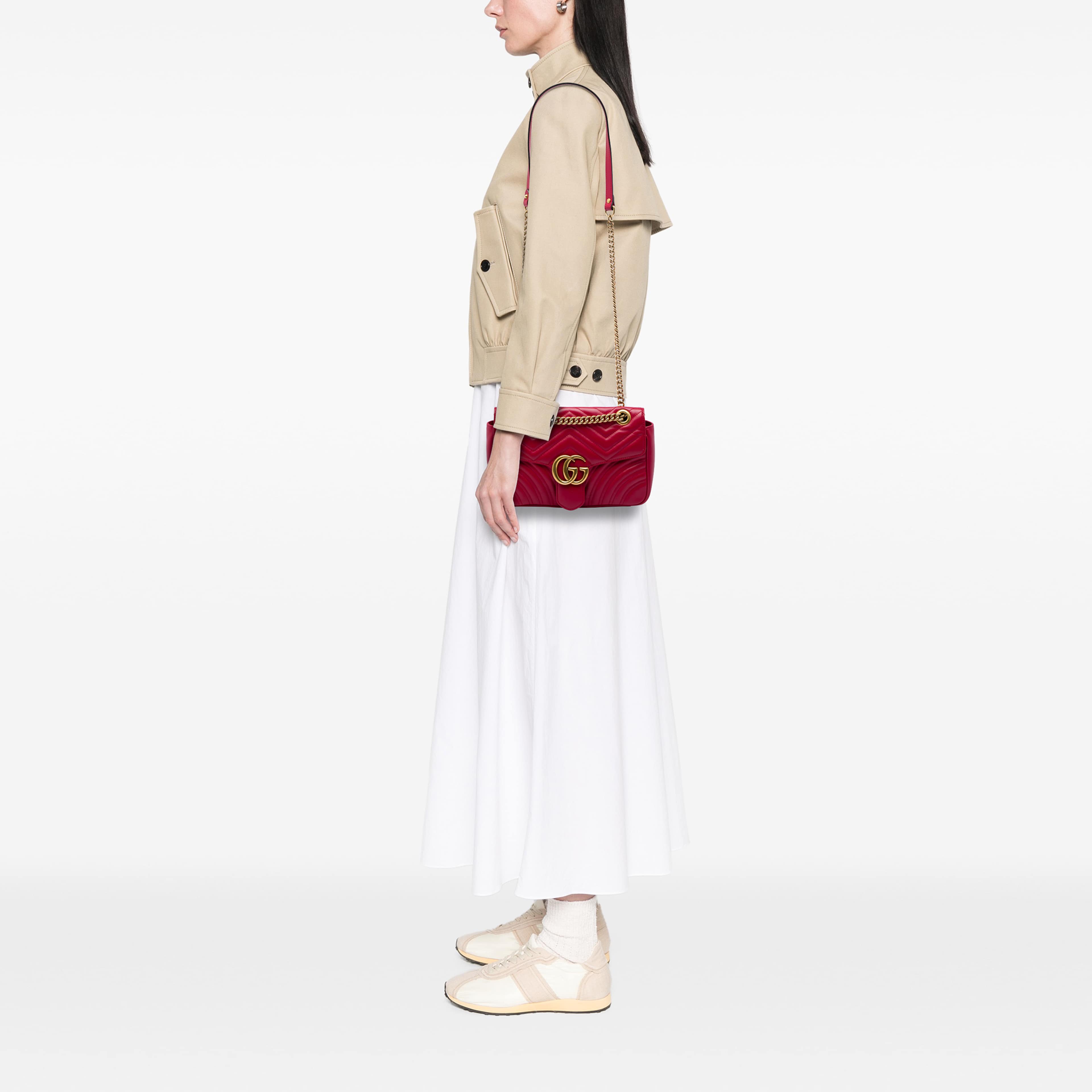 Gucci Medium Gg Marmont Matelasse Calfskin Shoulder Bag, från Luxclusif, i färgen röd. Klicka för att öppna bilden i stort format
