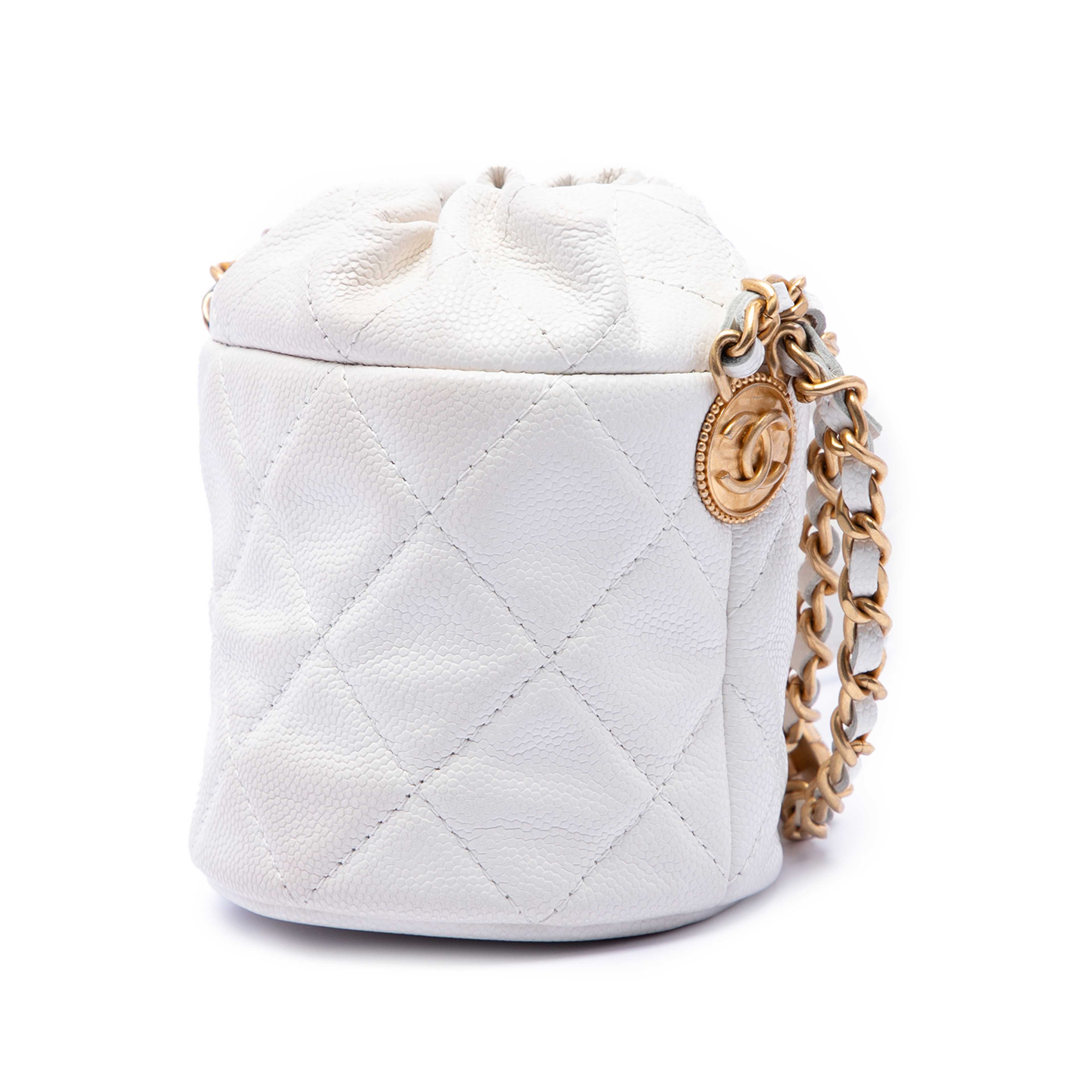 Chanel Mini Quilted Caviar Twist Your Buttons Drawstring Bucket Bag, från Luxclusif, i färgen vit. Klicka för att öppna bilden i stort format